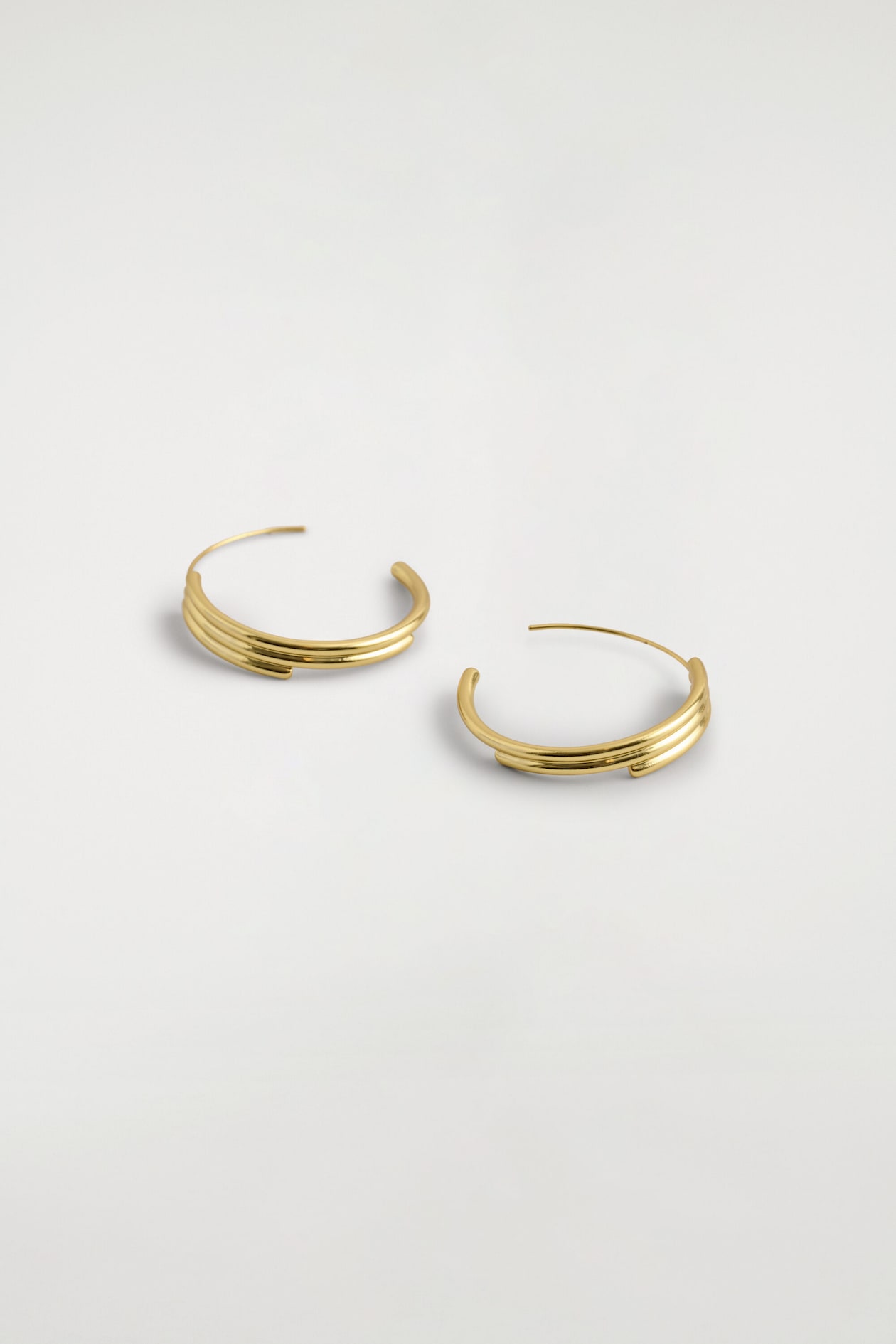 STACKED HOOP EARRINGS — GOLD