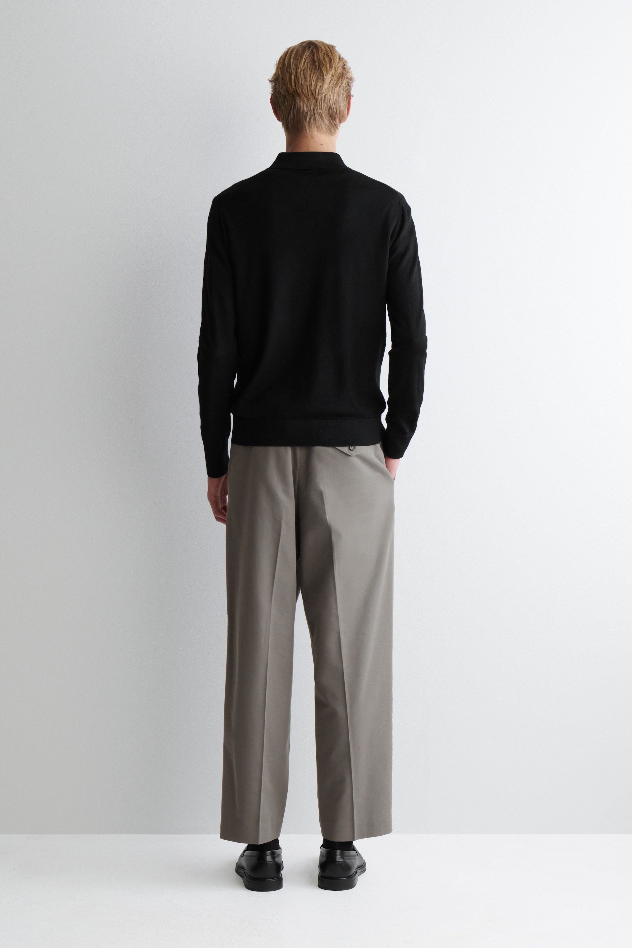 Grösseres Bild ansehen: SCHMAL GESCHNITTENES POLOSHIRT AUS MERINOWOLLE - SCHWARZ - HERREN | H&M CH 4