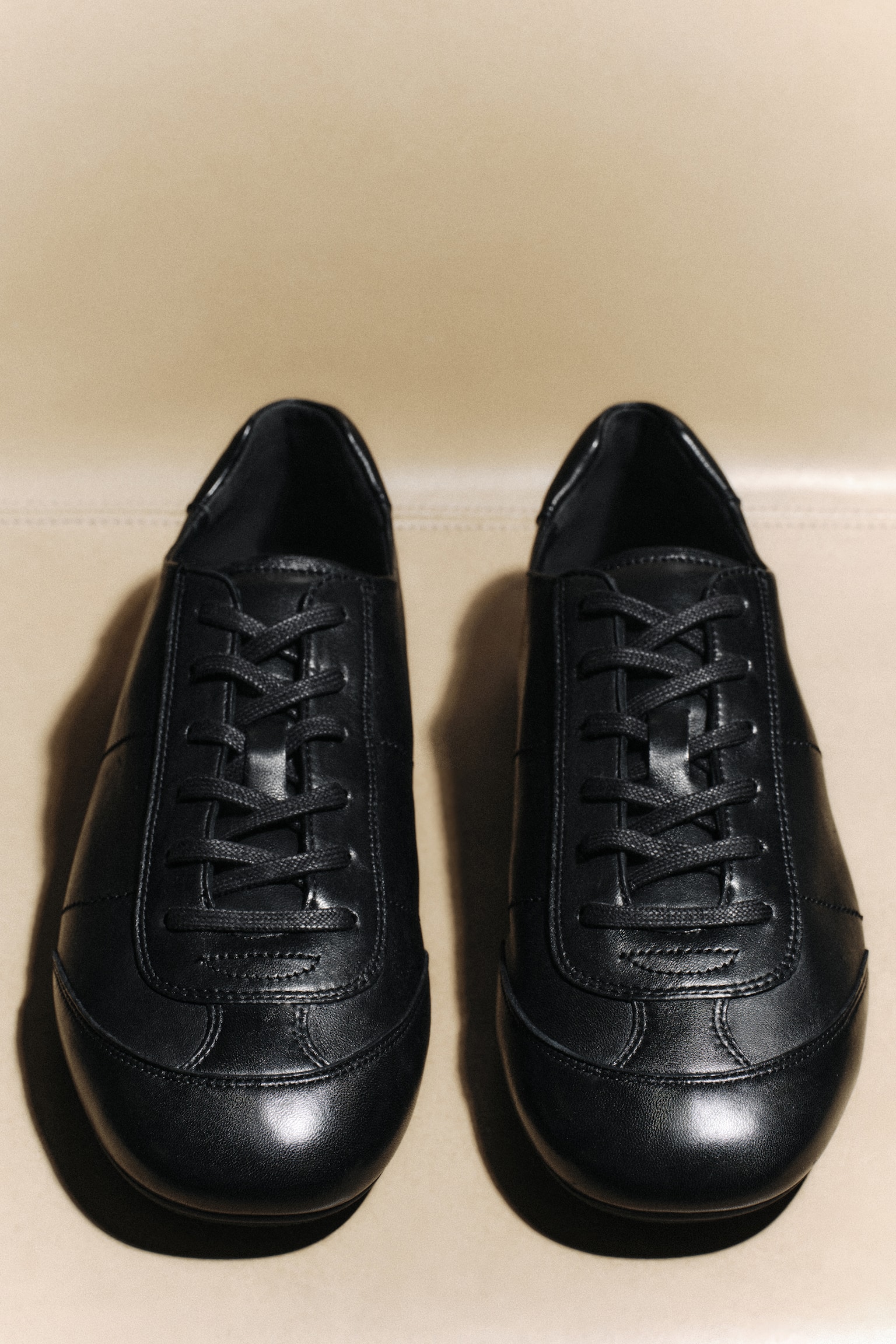 MINIMALA SNEAKERS I LÄDER - SVART/LJUSBEIGE - 5