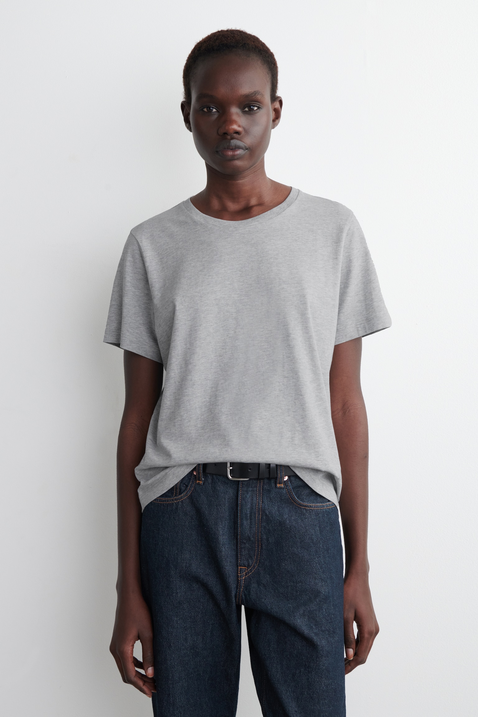 T-SHIRT À COL ROND EN COTON - GRIS CLAIR CHINÉ/BLEU MARINE/BLANC / RAYURES/BLEU CIEL/JAUNE PÂLE/NOIR/KAKI FONCÉ/BLANC/GRIS CHINÉ
