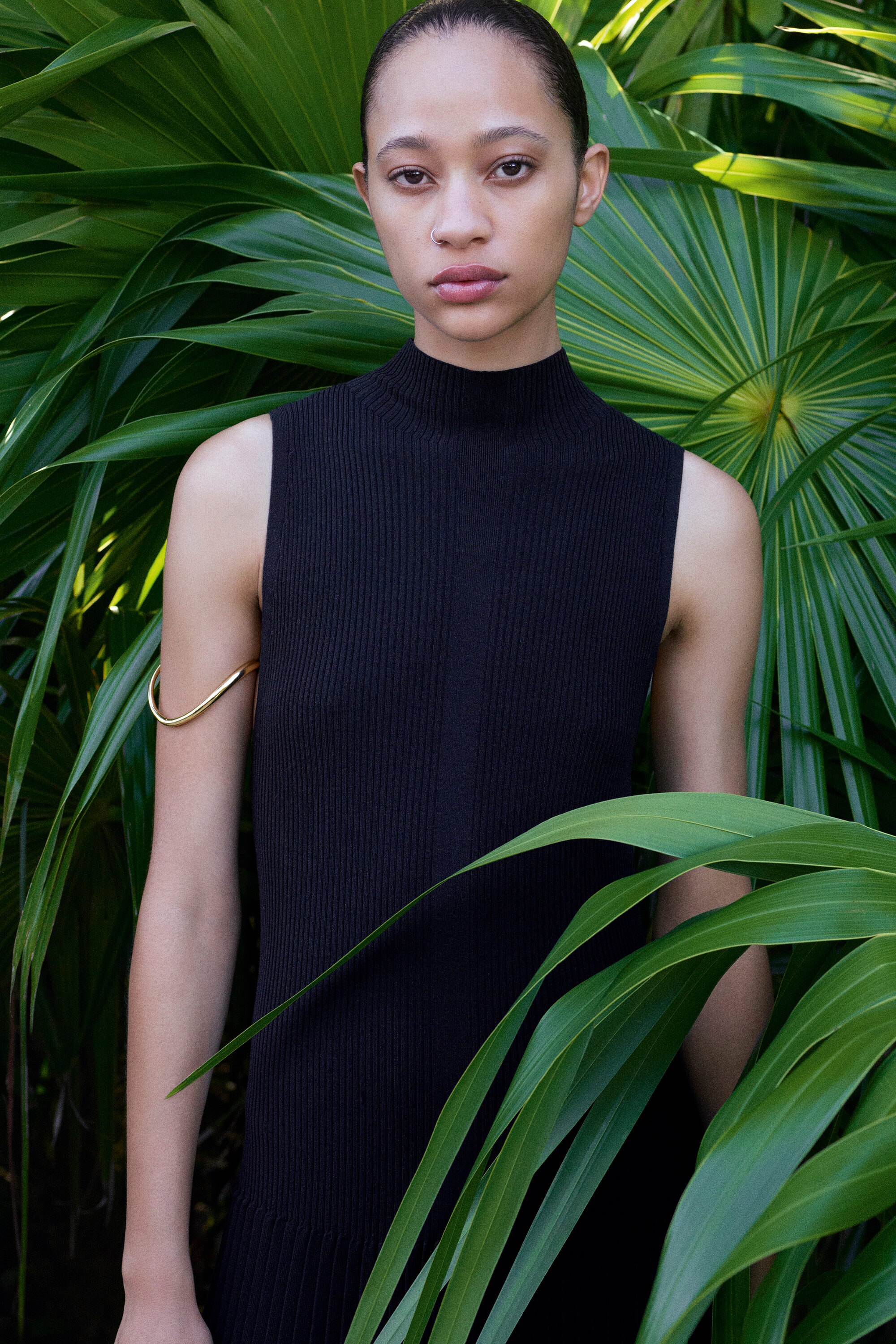 CURVED ARM CUFF - GOLD | COS