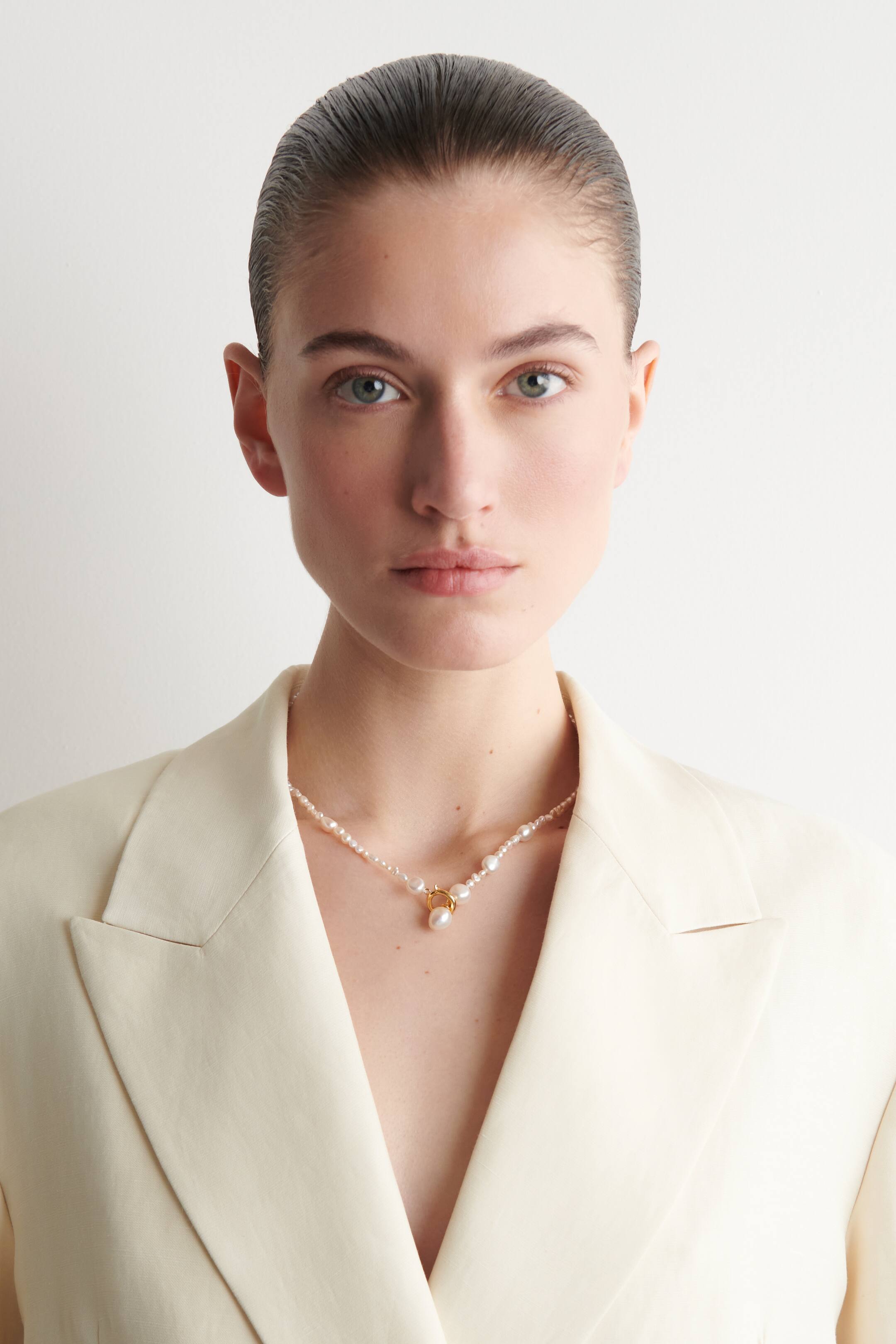הצגת תמונה גדולה יותר: IRREGULAR FRESHWATER PEARL NECKLACE - PEARL / GOLD - Ladies | H&M IL 1