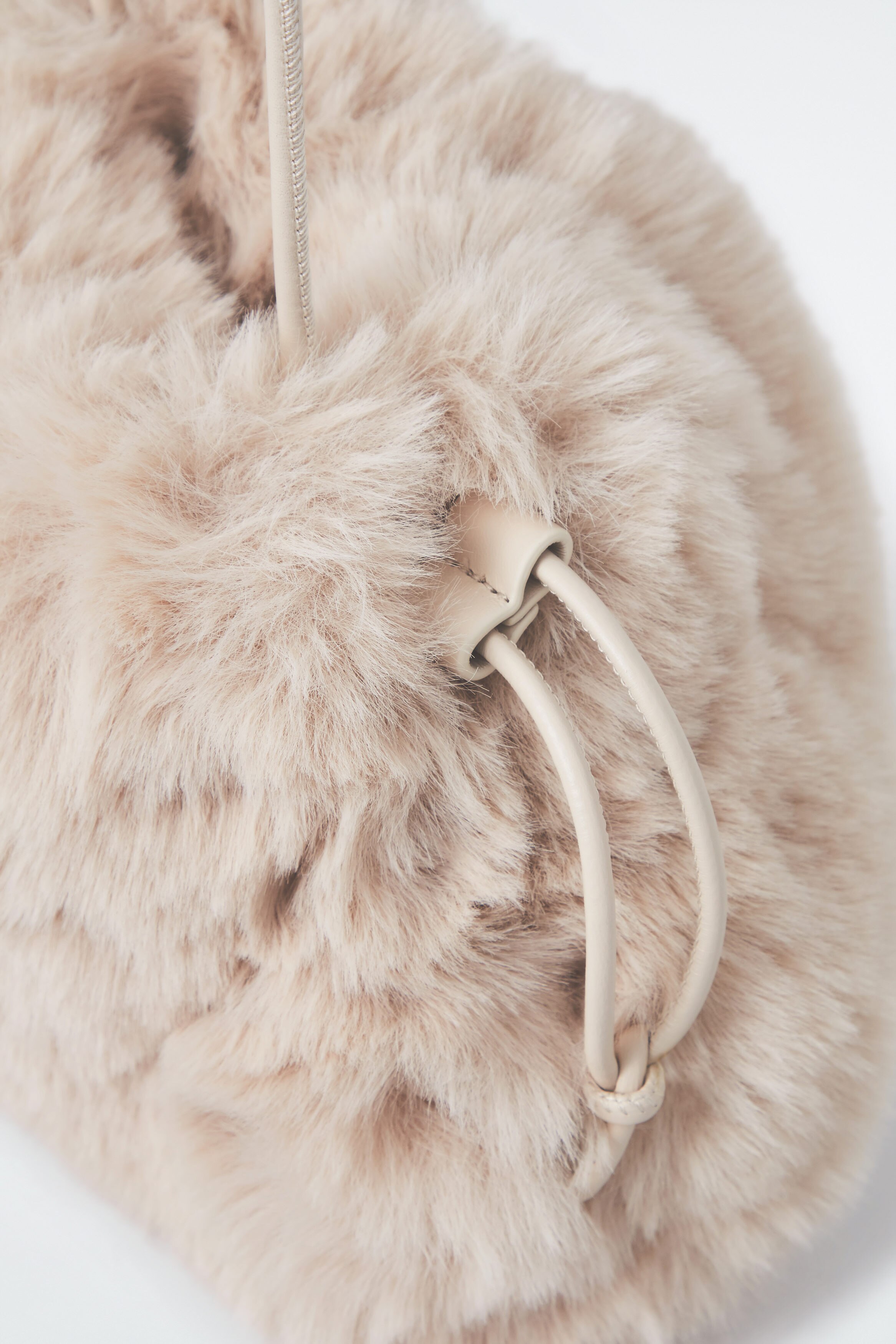【COS】◆CAVATELLI MINI CLUTCH - OFF WHITE◆1260719001◆ CAVATELLI MINI CLUTCH BAG - FAUX FUR - OFF-WHITE | COS