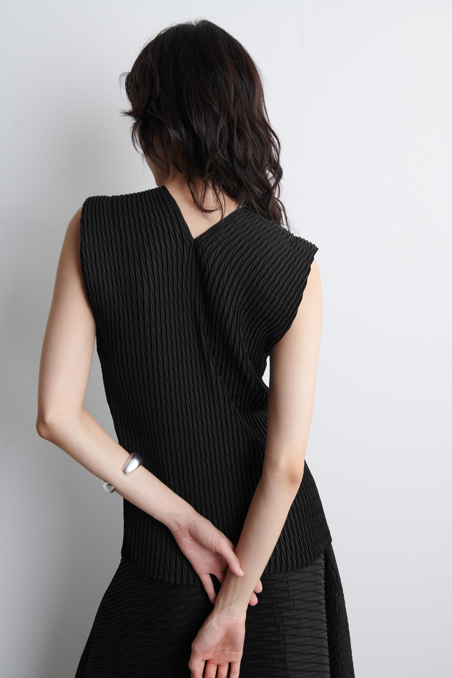TOP PLISADO CON CUELLO DE PICO - NEGRO - 7
