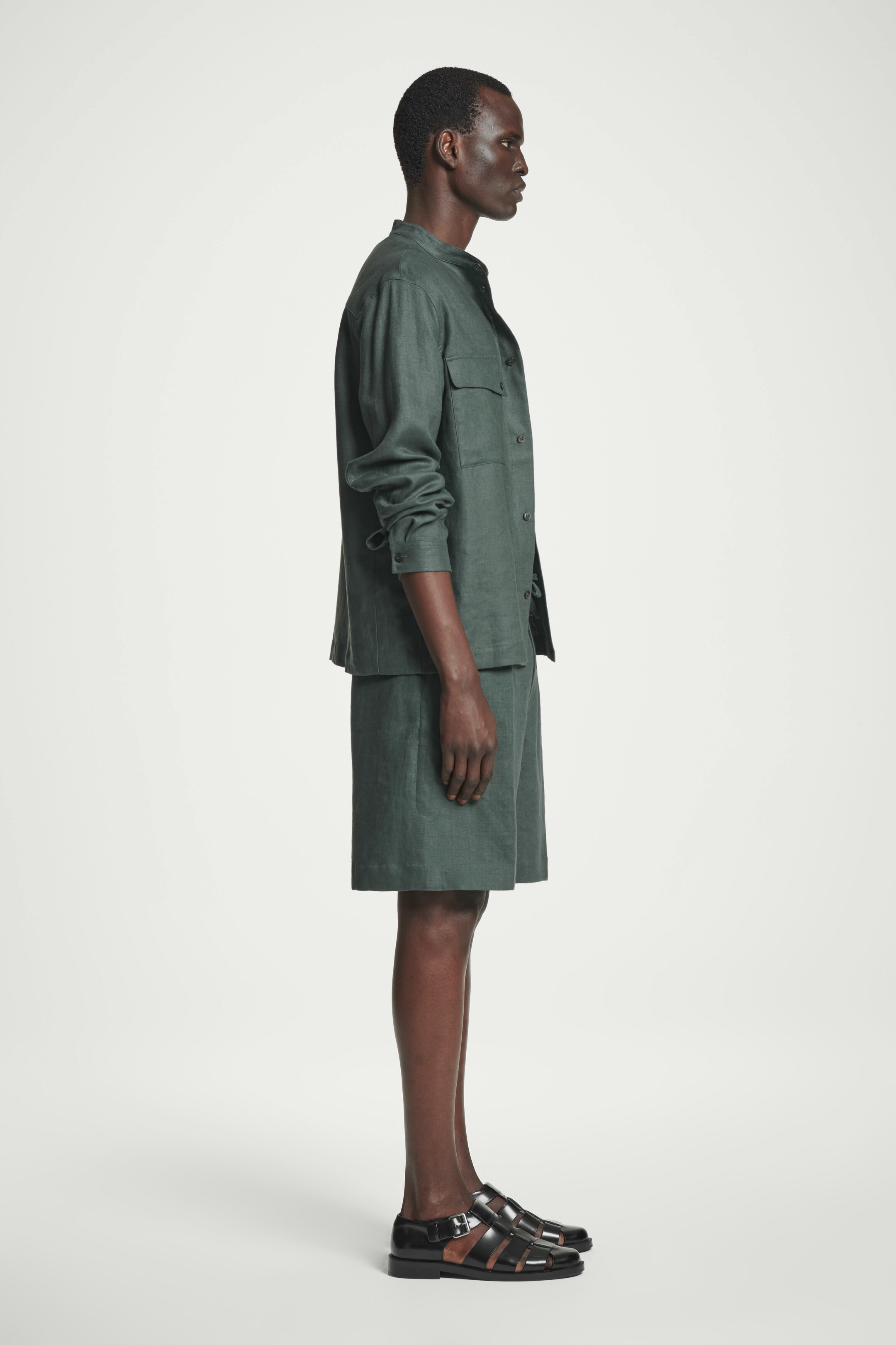 Agrandir l'image: SHORT DE COSTUME TAILLE AJUSTABLE EN LIN - VERT FONCÉ - HOMME | H&M BE 3
