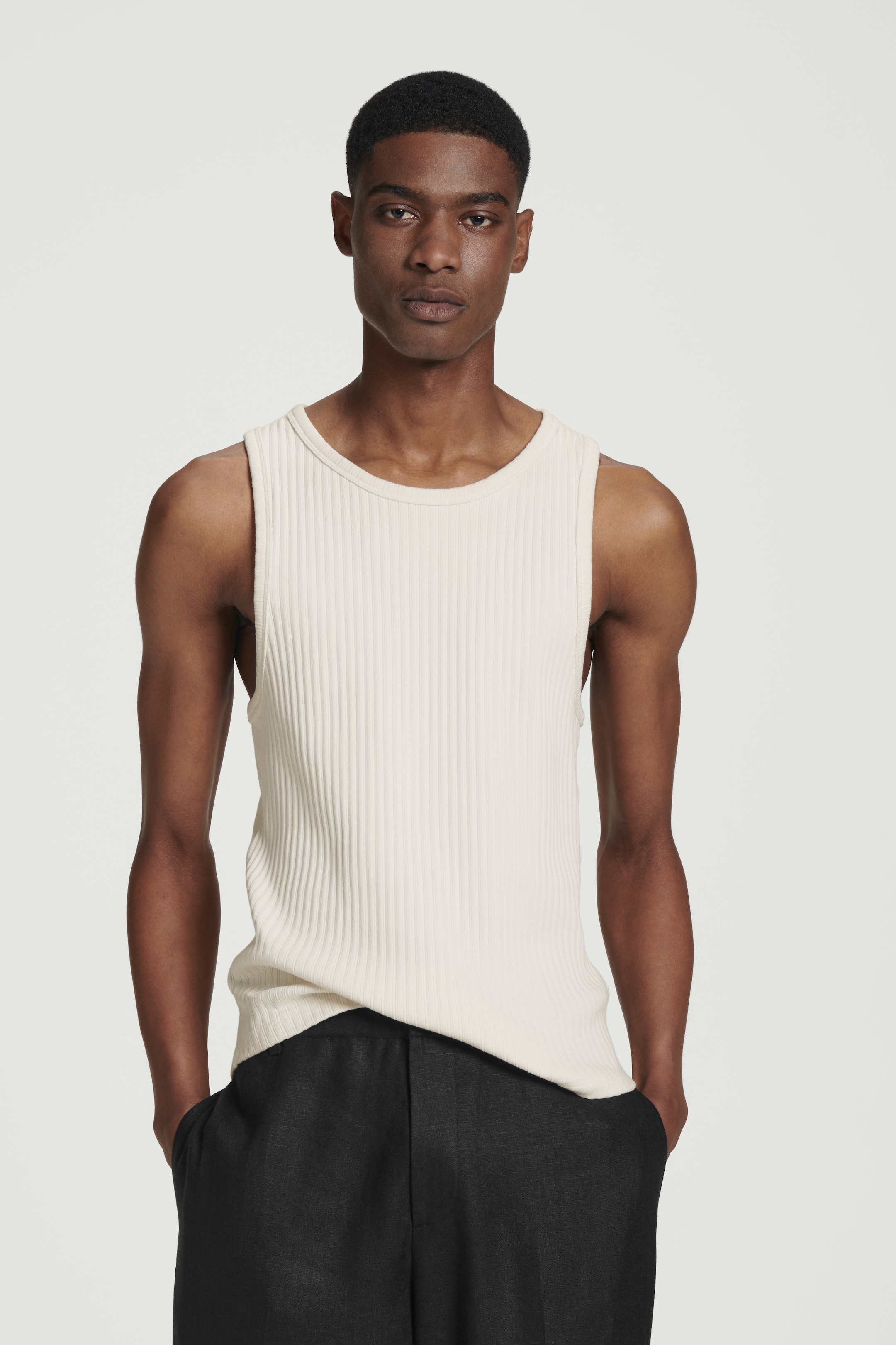 Visa större bild: FIGURNÄRA LINNE I RIBBAD BOMULL - OFF-WHITE - HERR | H&M SE 1