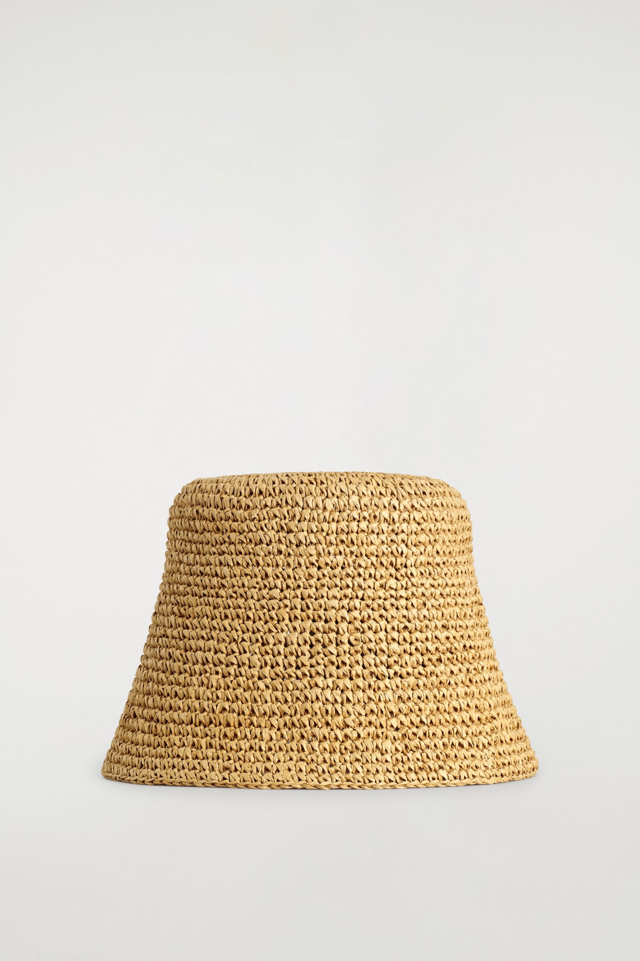 SCULPTED STRAW BUCKET HAT — BEIGE
