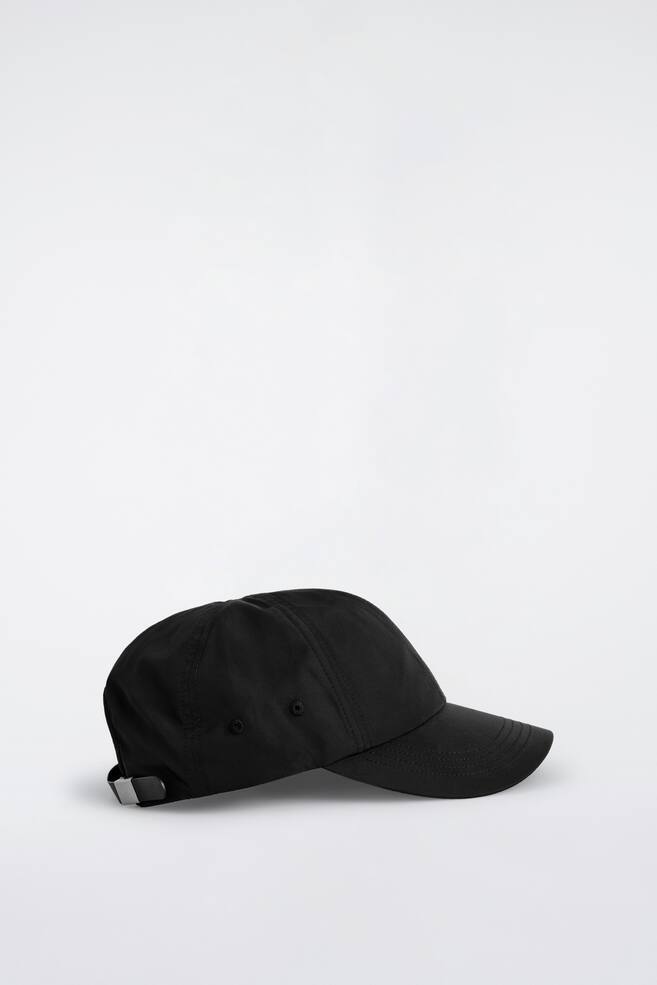 BASECAP AUS GLÄNZENDEM MATERIAL - SCHWARZ - 1