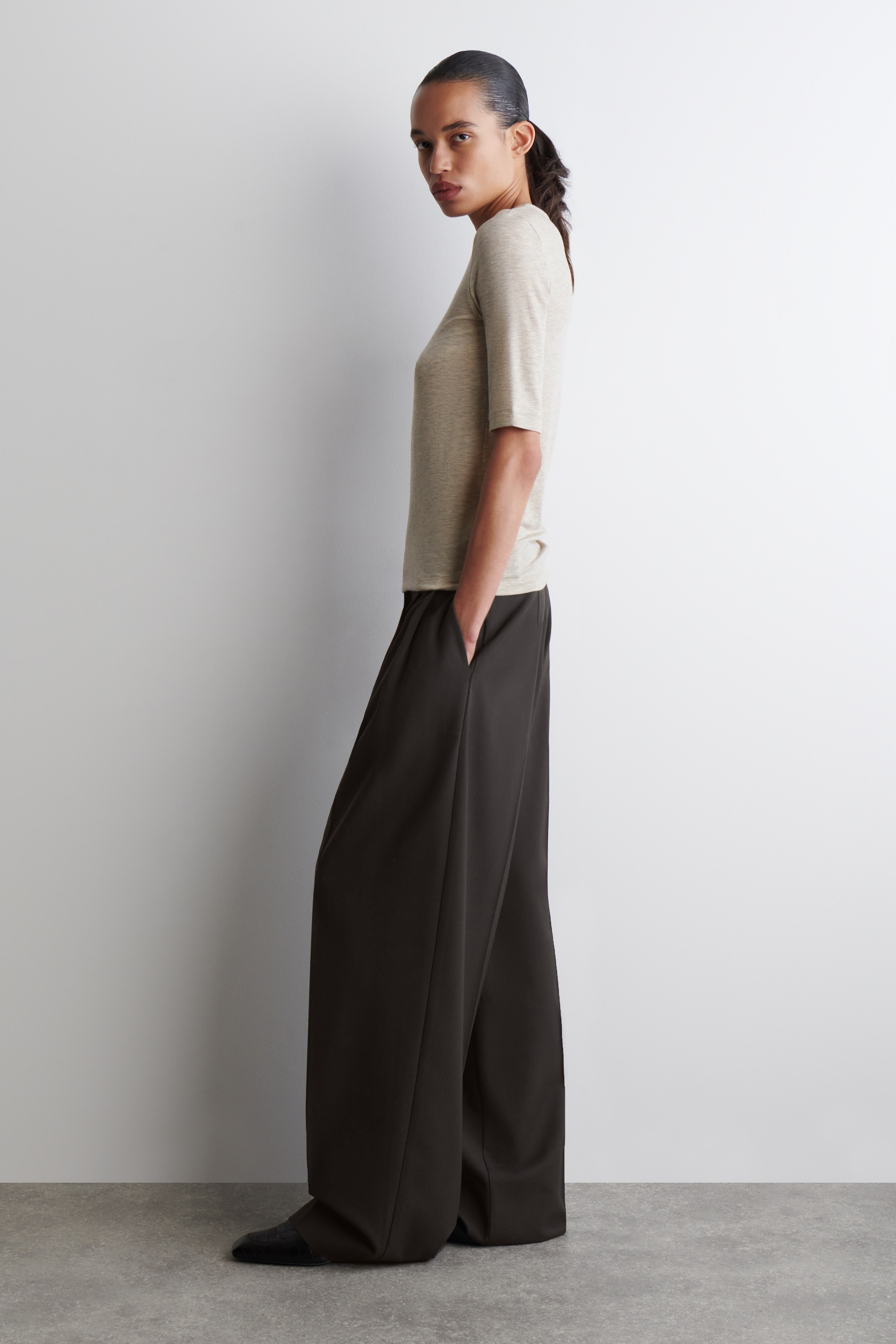 Grösseres Bild ansehen: LEICHTES, SCHMAL GESCHNITTENES T-SHIRT - HELLBEIGE MELIERT - DAMEN | H&M CH 5