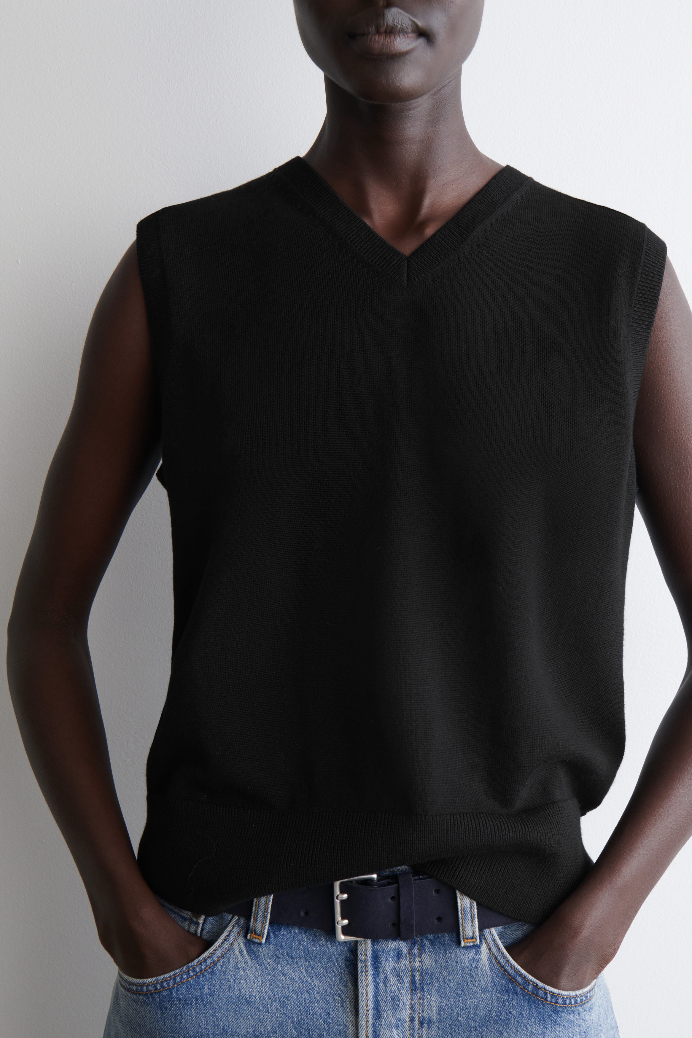 MERINO WOOL V-NECK VEST - BLACK | COS