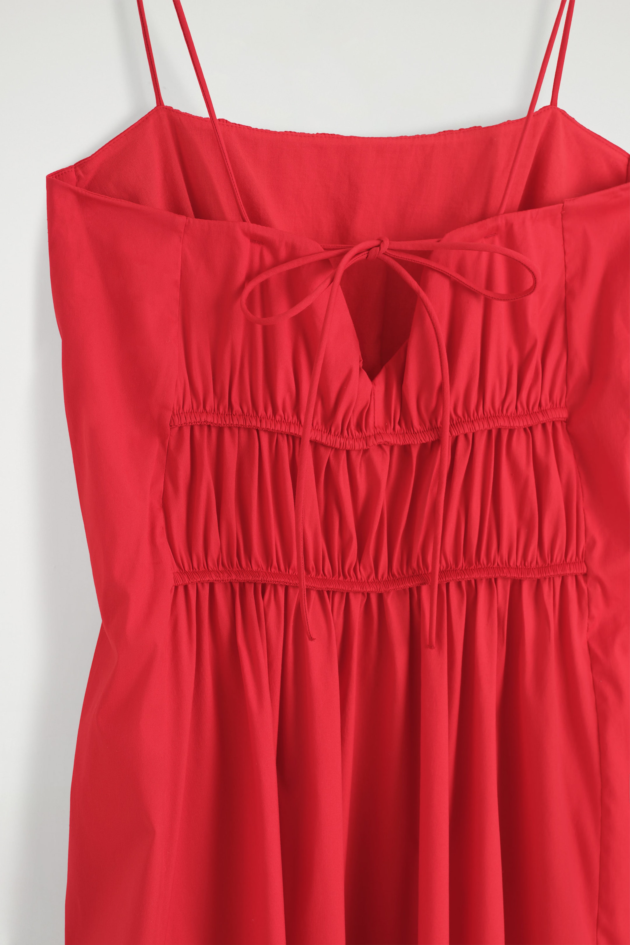 MIDIKLEID MIT GERAFFTER TAILLE
