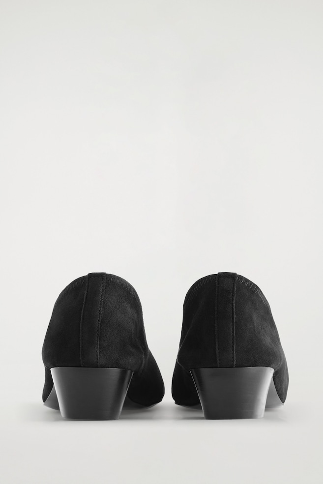 SUEDE HEELED BALLERINAS — BLACK