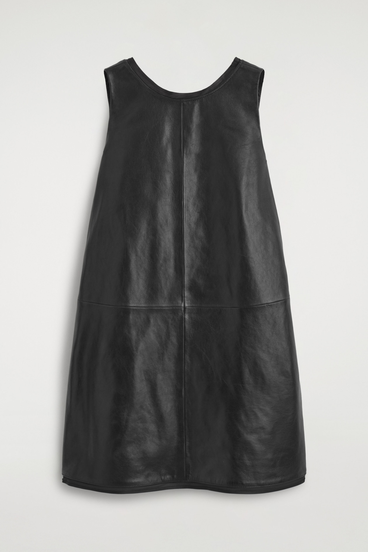 Ein schwarzes A-Linien-Minikleid aus Leder ist frontal zu sehen und verfügt über ein ärmelloses Design sowie einen U-Ausschnitt. Das Kleid zeigt eine Segmentkonstruktion mit einer markanten vertikalen Naht in der Mitte und einer horizontalen Naht über der Taille, die zum Saum hin leicht ausgestellt ist.