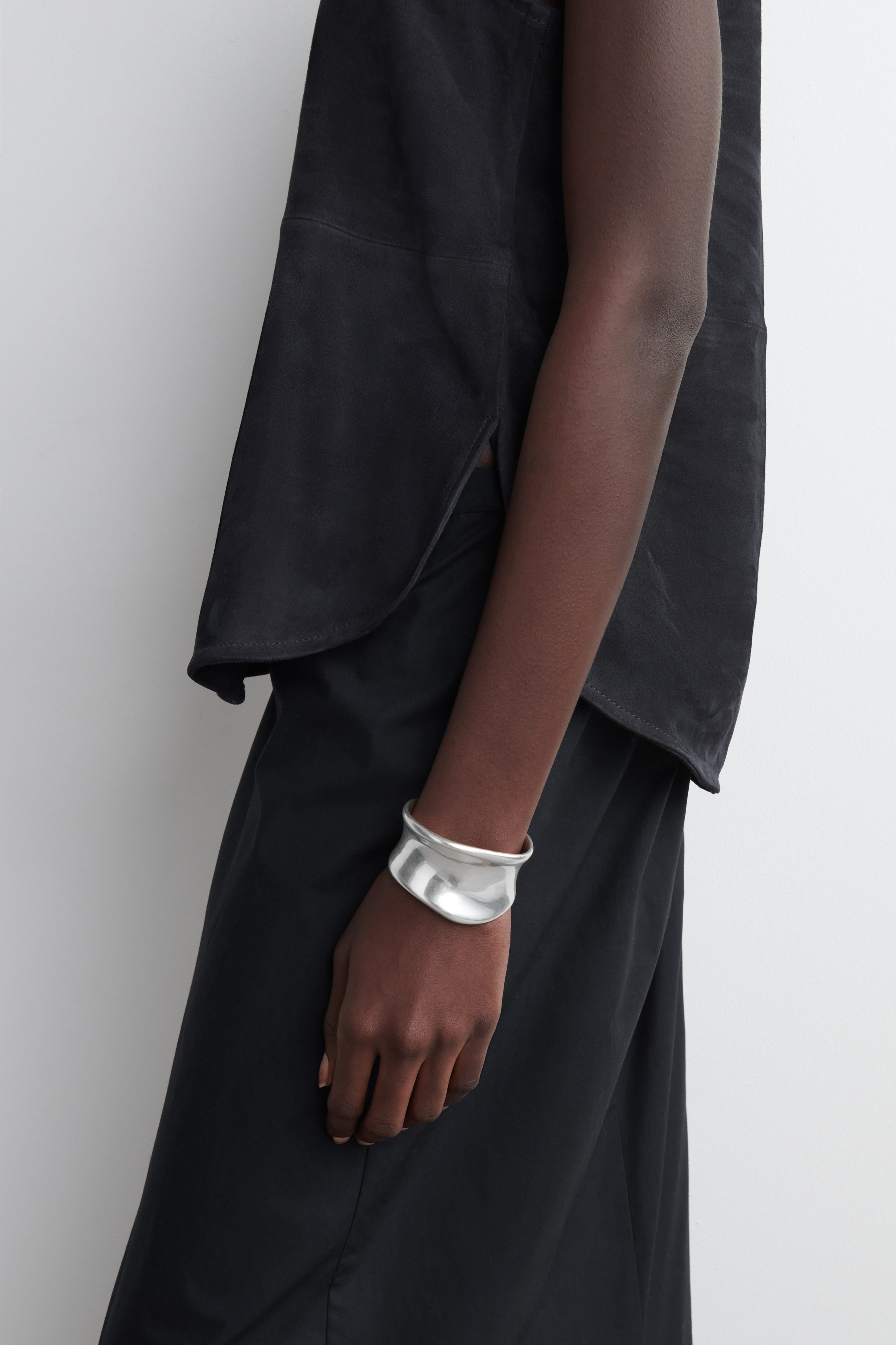 SCULPTED BRUSHED CUFF - SILVER | COS