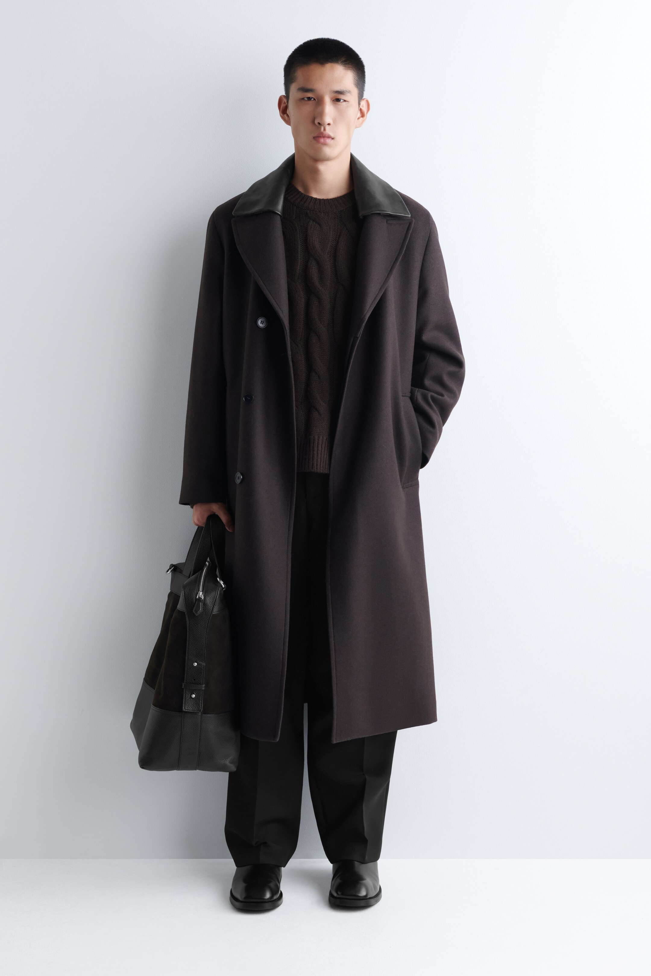 Преглед на по-голямо изображение: CABLE-KNIT WOOL CREW-NECK JUMPER - ТЪМНО КАФЯВО - МЪЖЕ | H&M BG 2