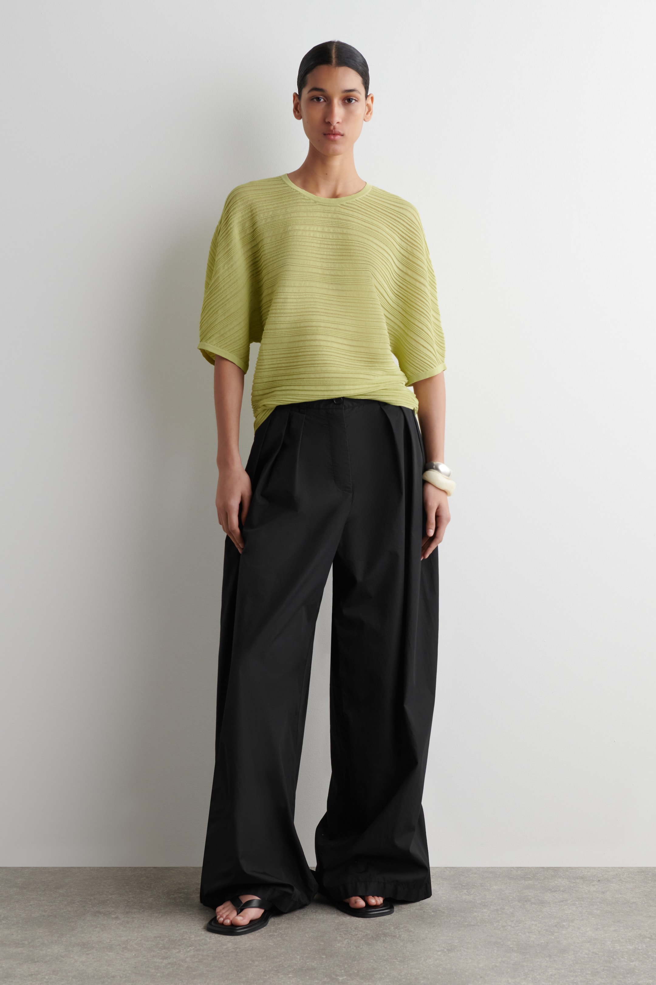 Grotere afbeelding bekijken: GEPLISSEERD GEBREID T-SHIRT - GROEN - DAMES | H&M BE 2