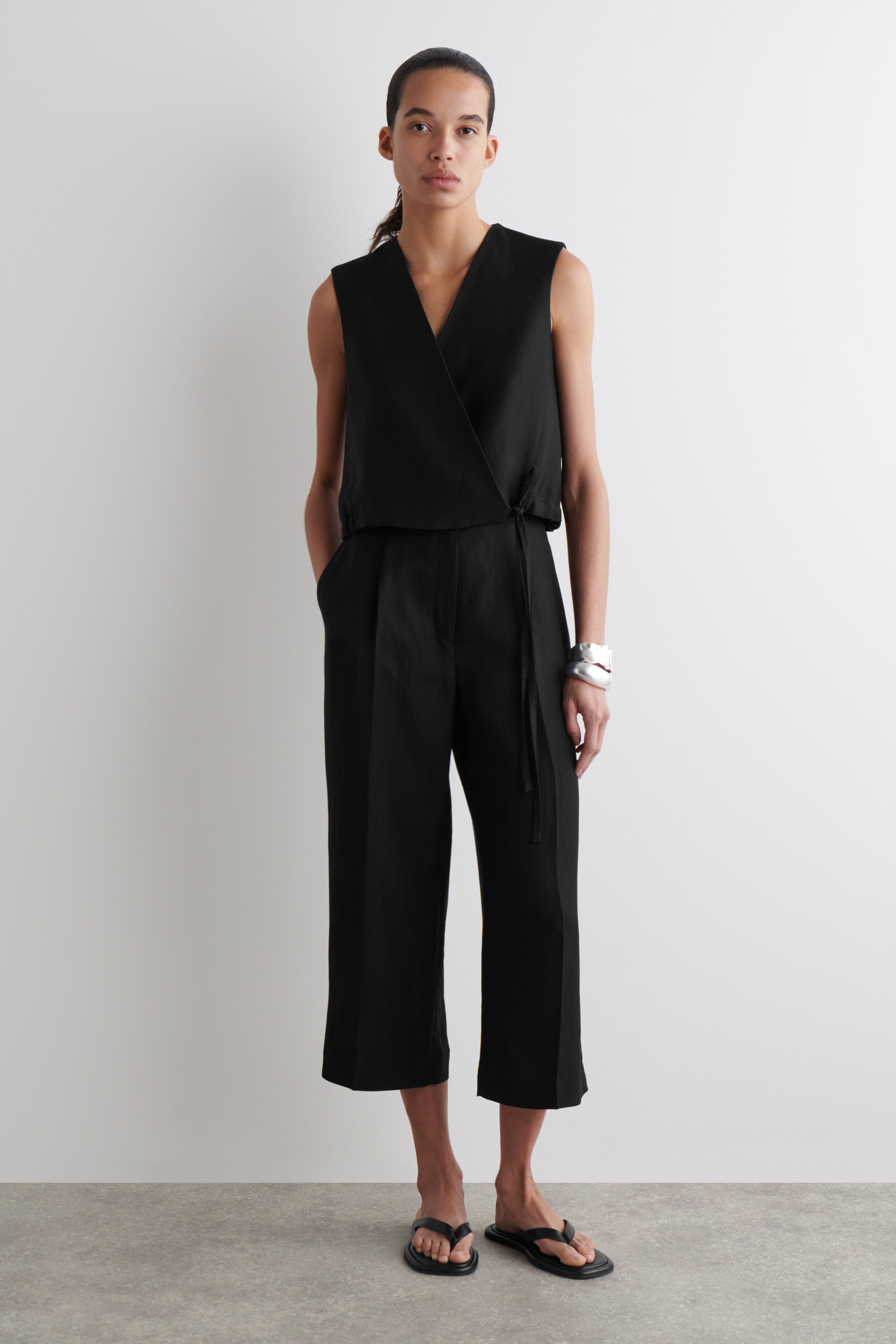 Ingrandisci l'immagine: TIE-DETAIL LINEN-BLEND WRAP WAISTCOAT - BLACK - DONNA | H&M CH 2