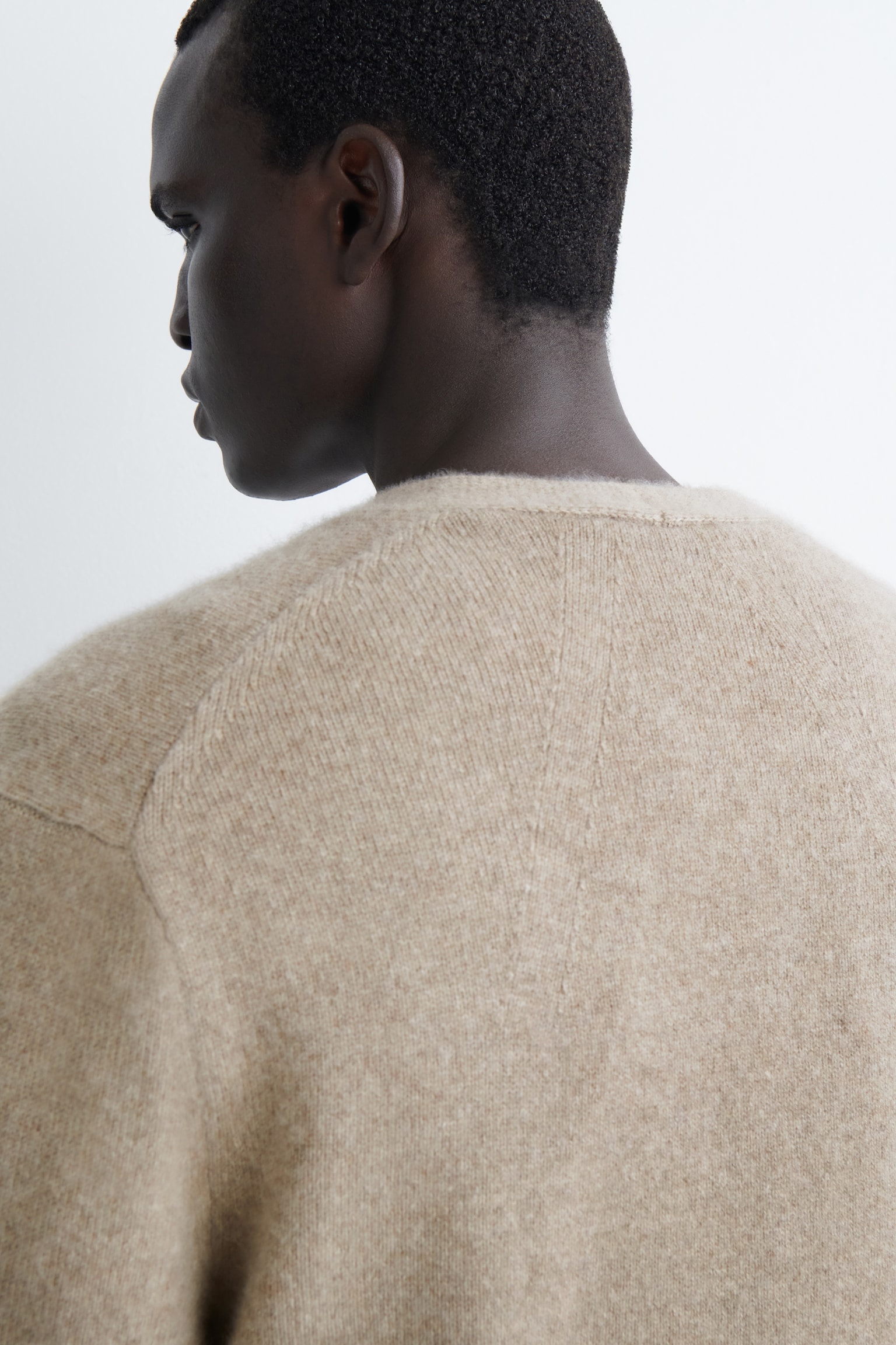 CARDIGAN IN CASHMERE CON SCOLLO A V - CHIARO NON TINTO/BLU NAVY - 7