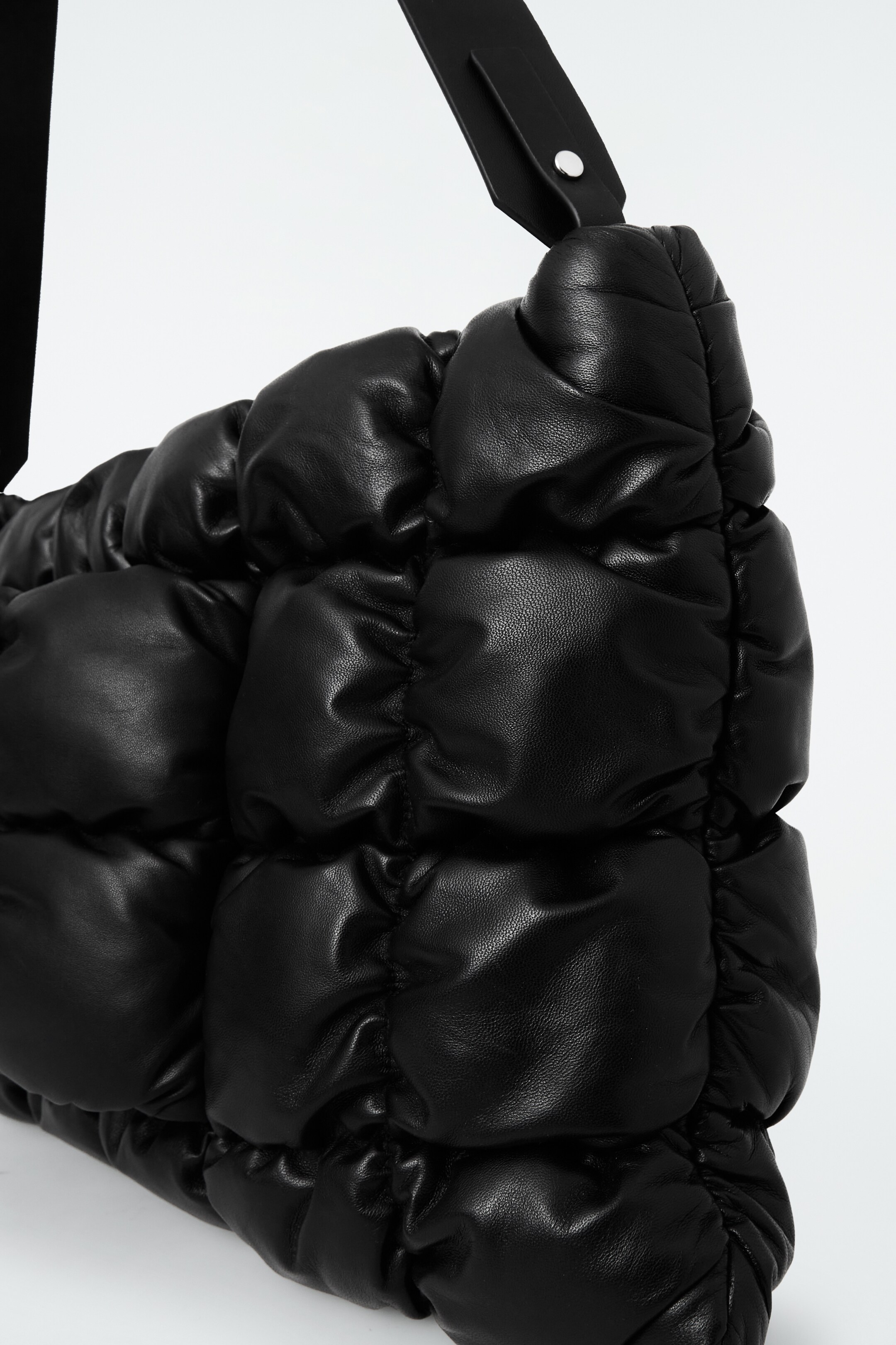 Grösseres Bild ansehen: GROSSE GESTEPPTE PILLOW CLUTCH - LEDER - SCHWARZ - DAMEN | H&M CH 3