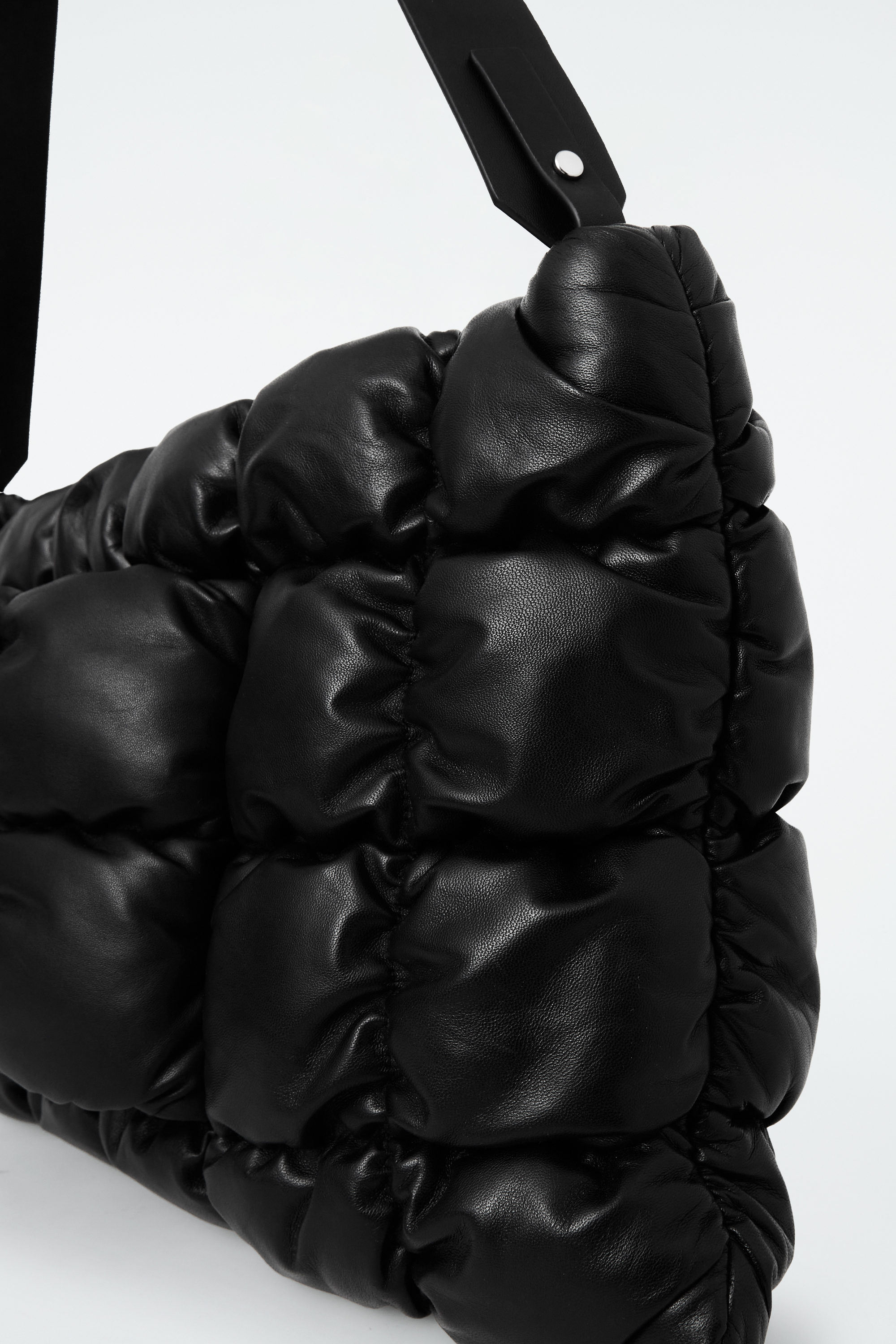 【極希少】COS PILLOW OVERSIZED QUILTED CLUTCH PILLOW OVERSIZED QUILTED CLUTCH BAG - LEATHER - BLACK | COS