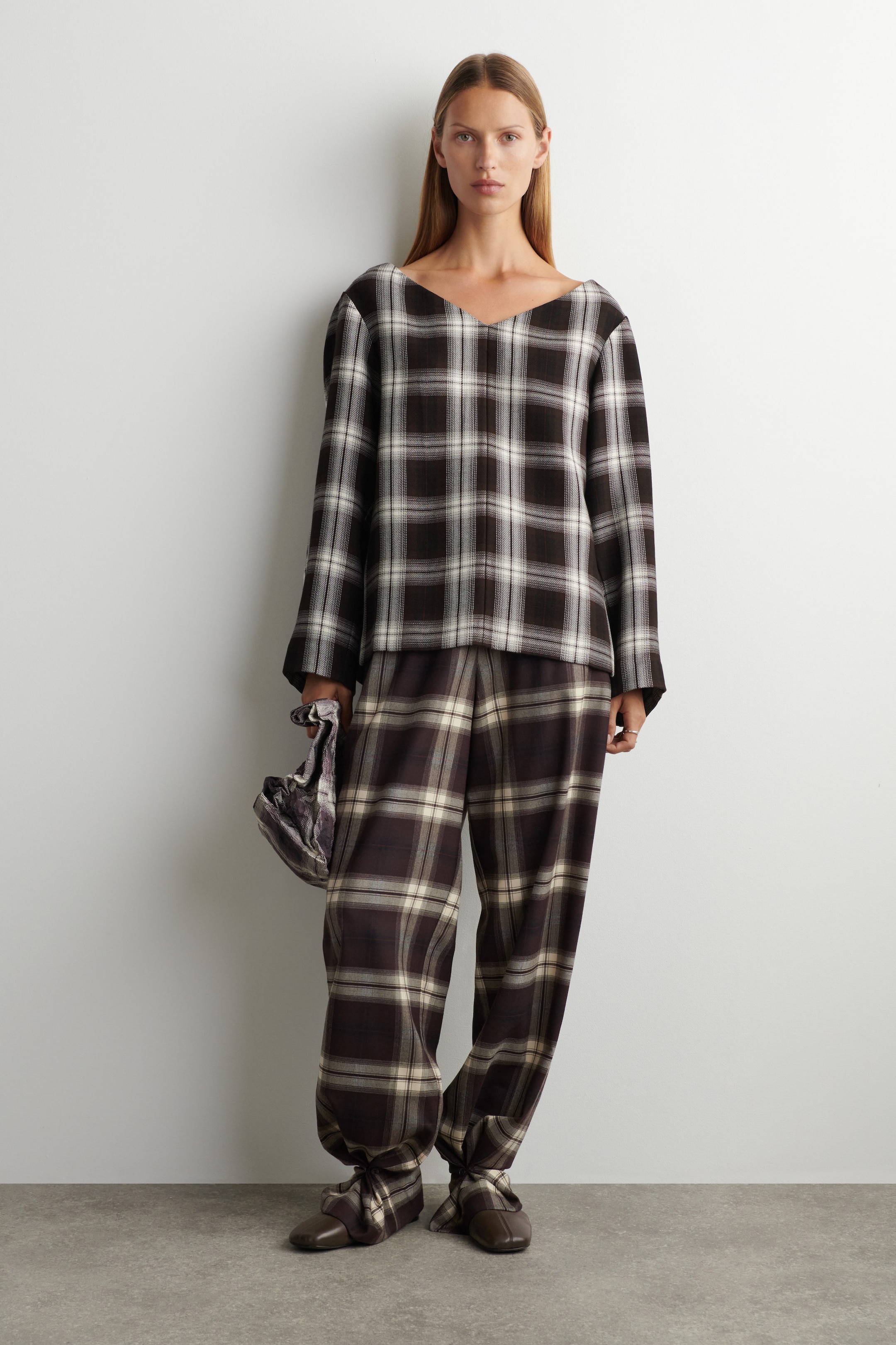 CHECKED BARREL-LEG PANTS