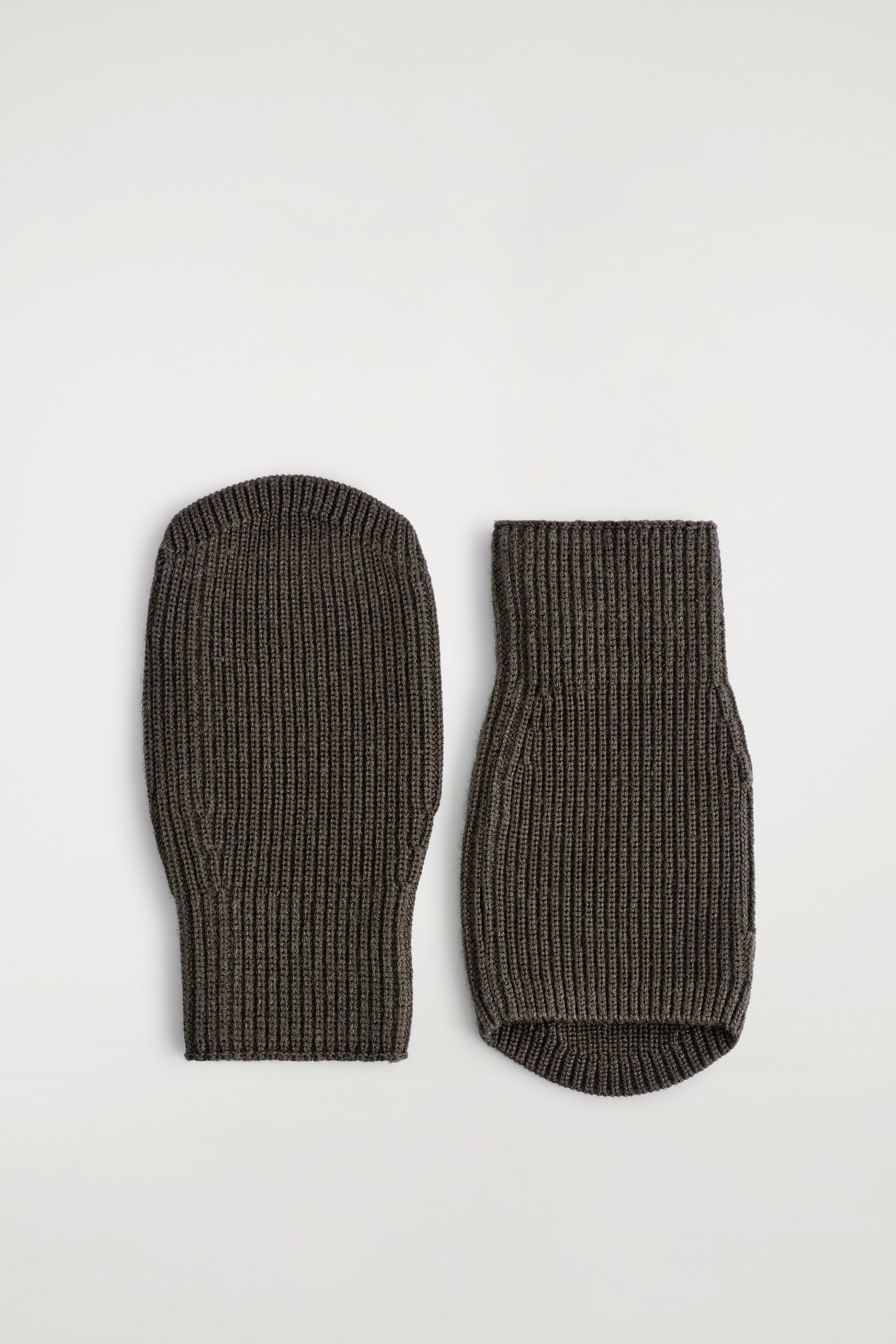 Agrandir l'image: Un bonnet en tricot côtelé gris foncé et un tour de cou tubulaire assorti sont présentés en vue aérienne. Le bonnet présente un sommet arrondi, et le tour de cou affiche un motif côtelé vertical régulier.