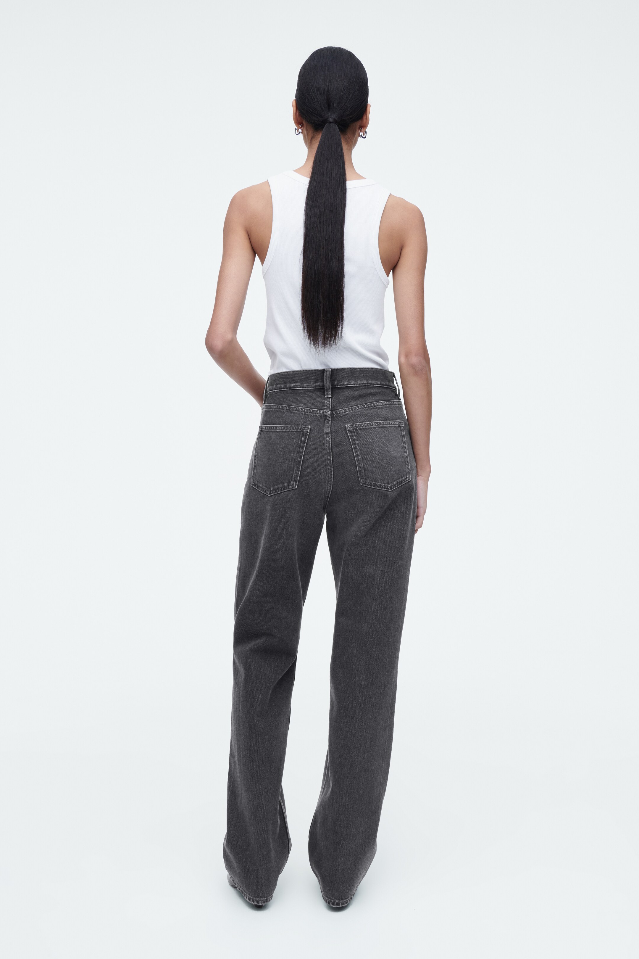 Größeres Bild anzeigen: COLUMN JEANS MIT GERADEM BEIN - VERBLASSTES SCHWARZ - Ladies | H&M AT 6