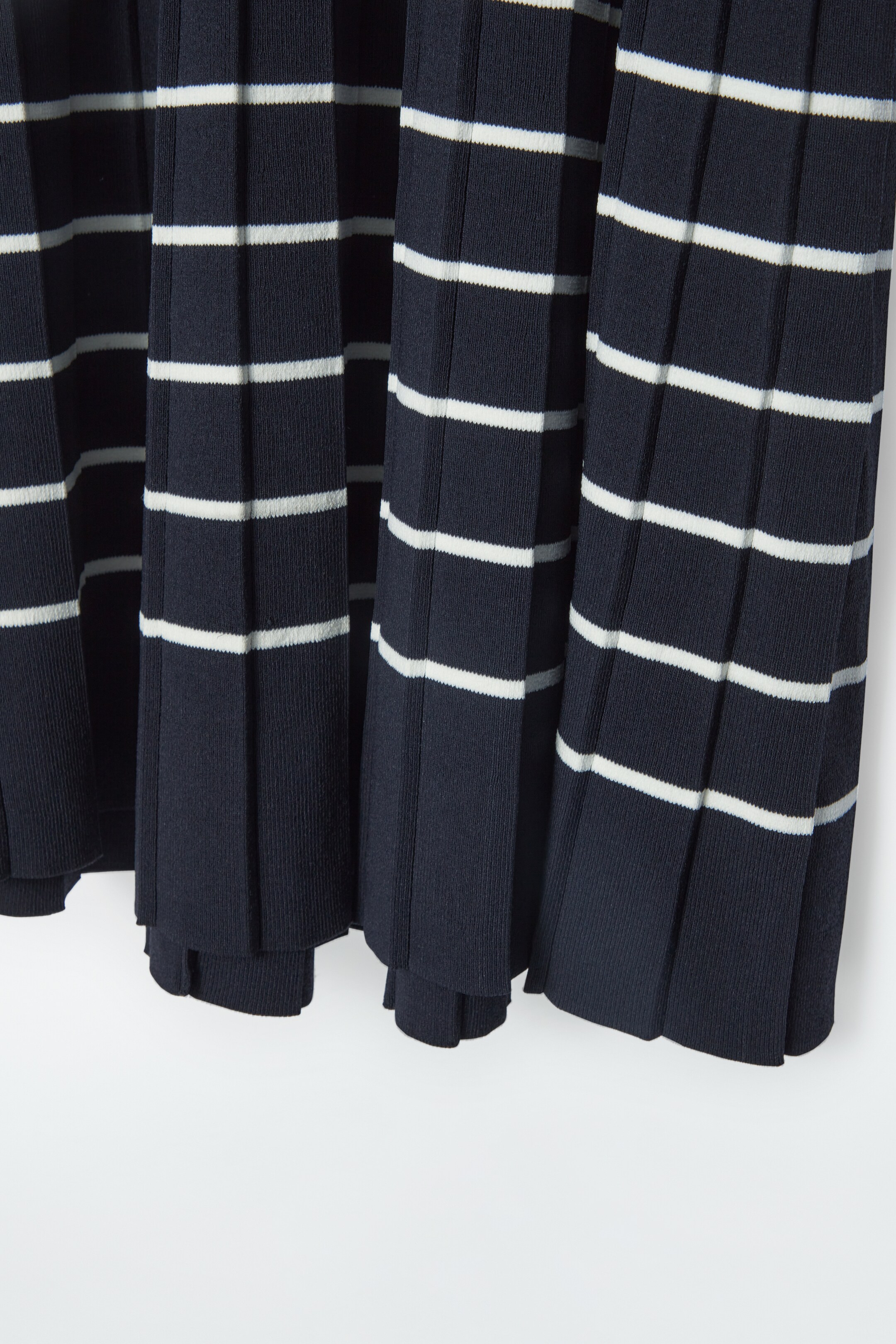 Ingrandisci l'immagine: STRIPED KNITTED MINI POLO DRESS - NAVY / STRIPED - DONNA | H&M CH 3