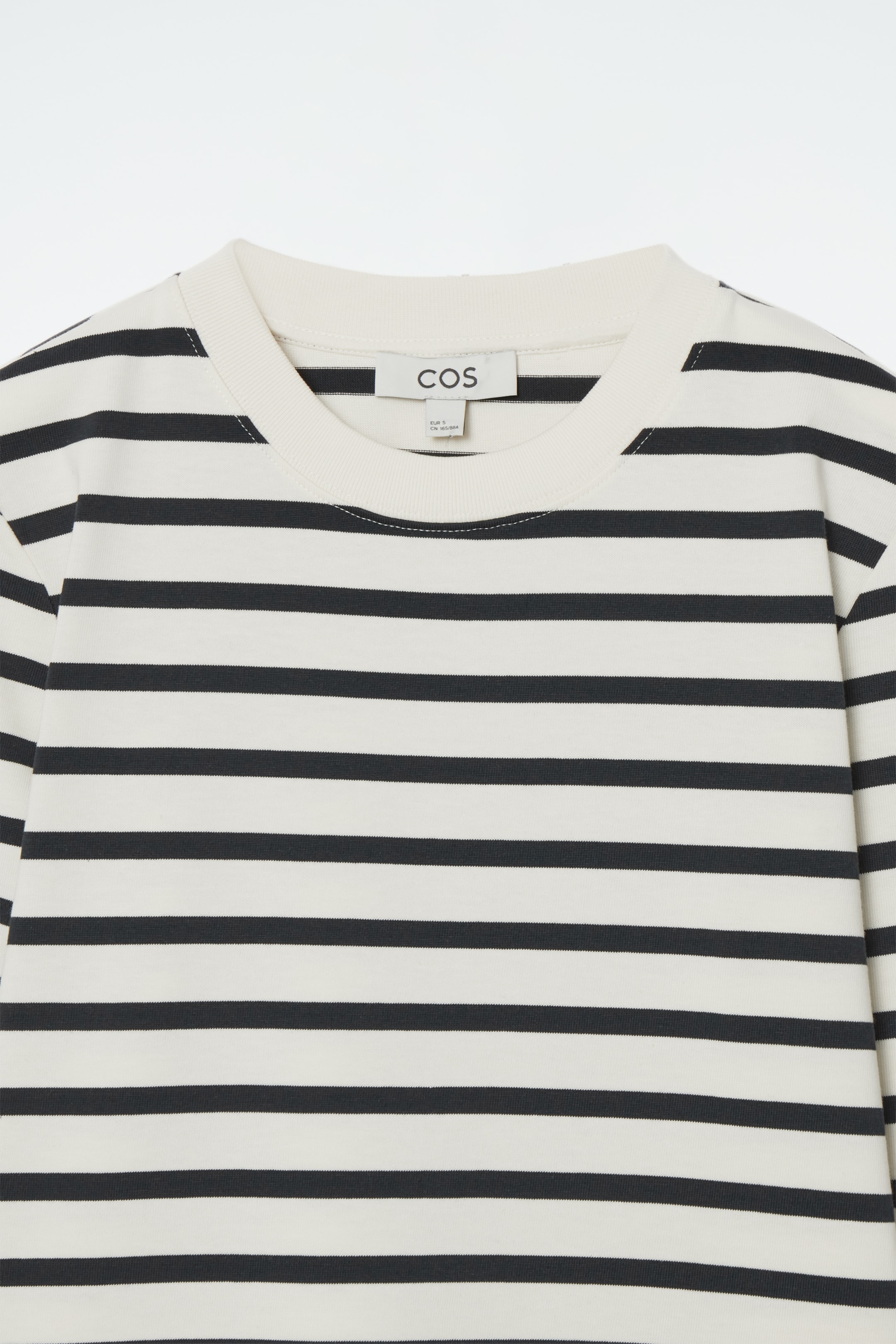 Vezi imaginea mai mare: TRICOU CU MÂNECI LUNGI, TĂIETURĂ CLASICĂ - BLEUMARIN / CU DUNGI - FEMEI | H&M RO 6