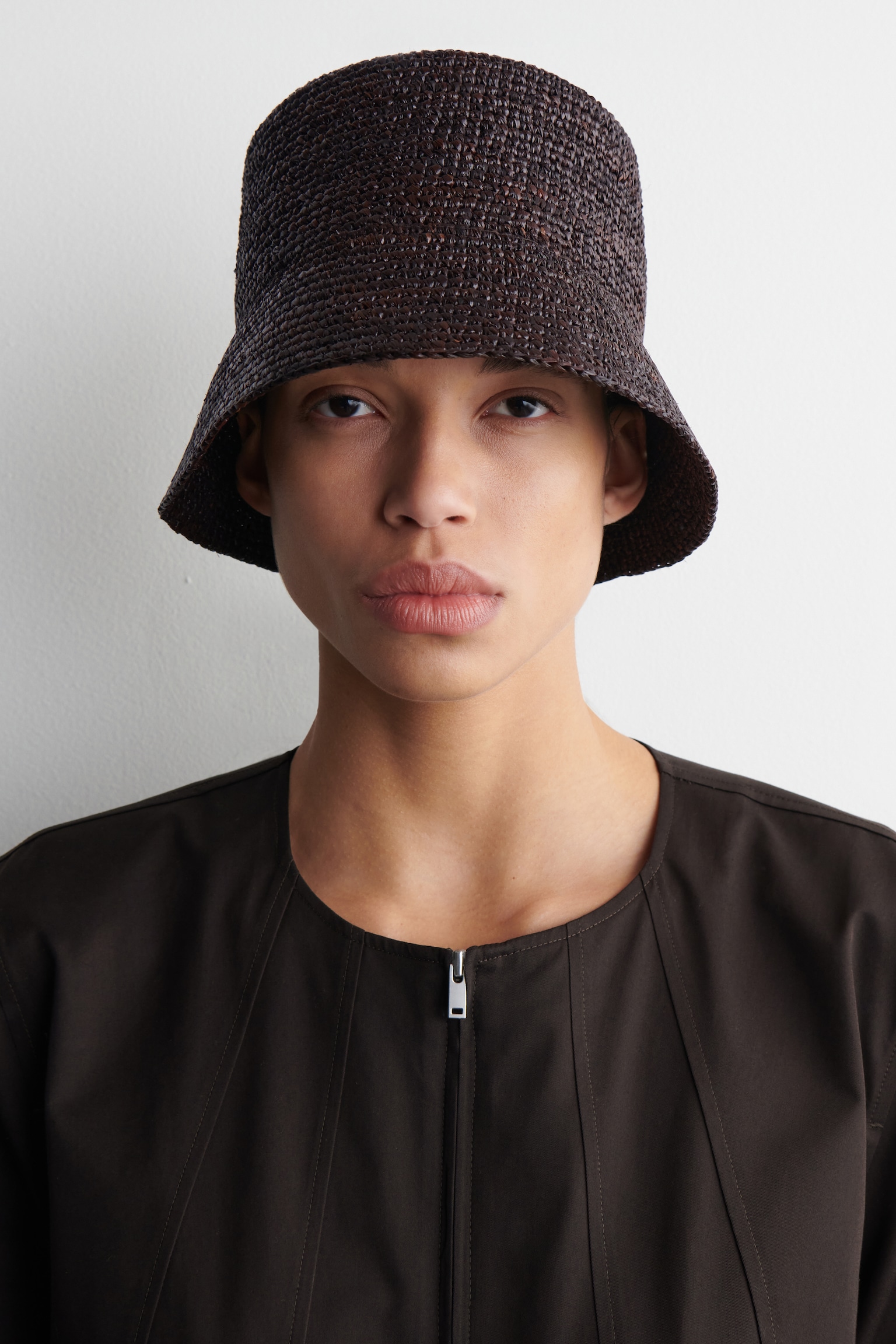 STRAW BUCKET HAT - BROWN/BEIGE