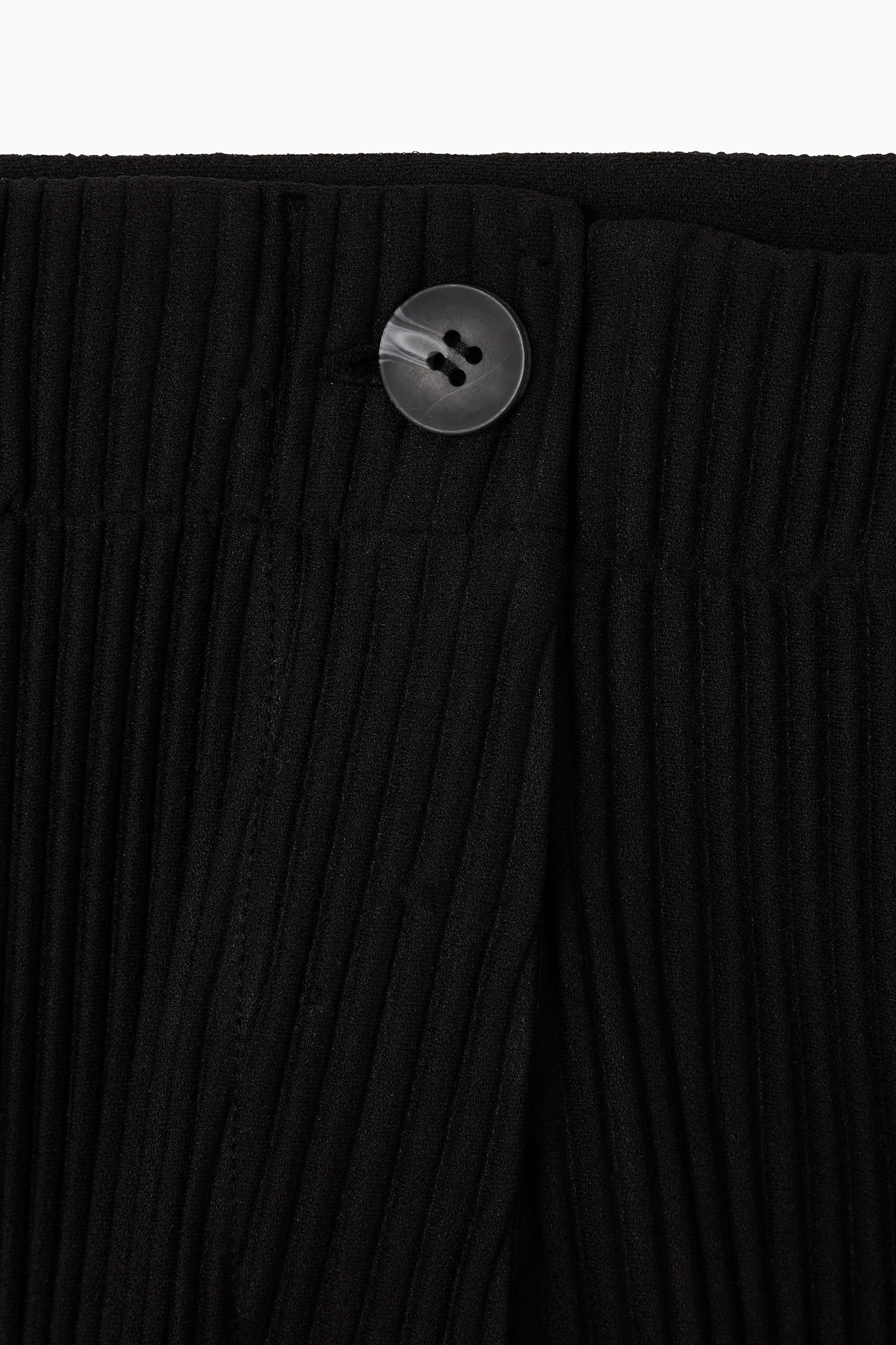 PLEATED BERMUDA SHORTS