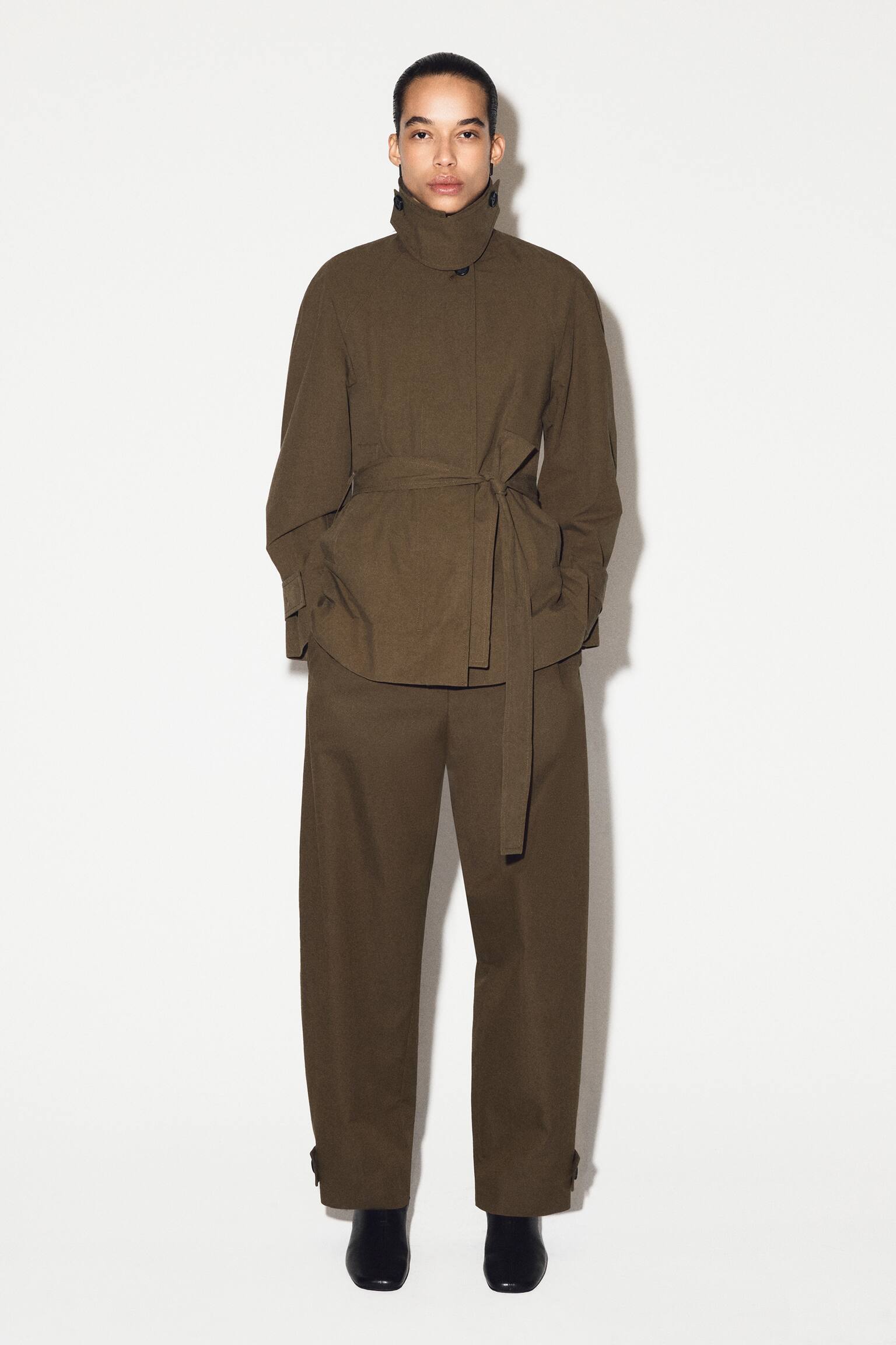 KURZER TRENCHCOAT AUS BAUMWOLLE MIT GÜRTEL - BRAUN - 10