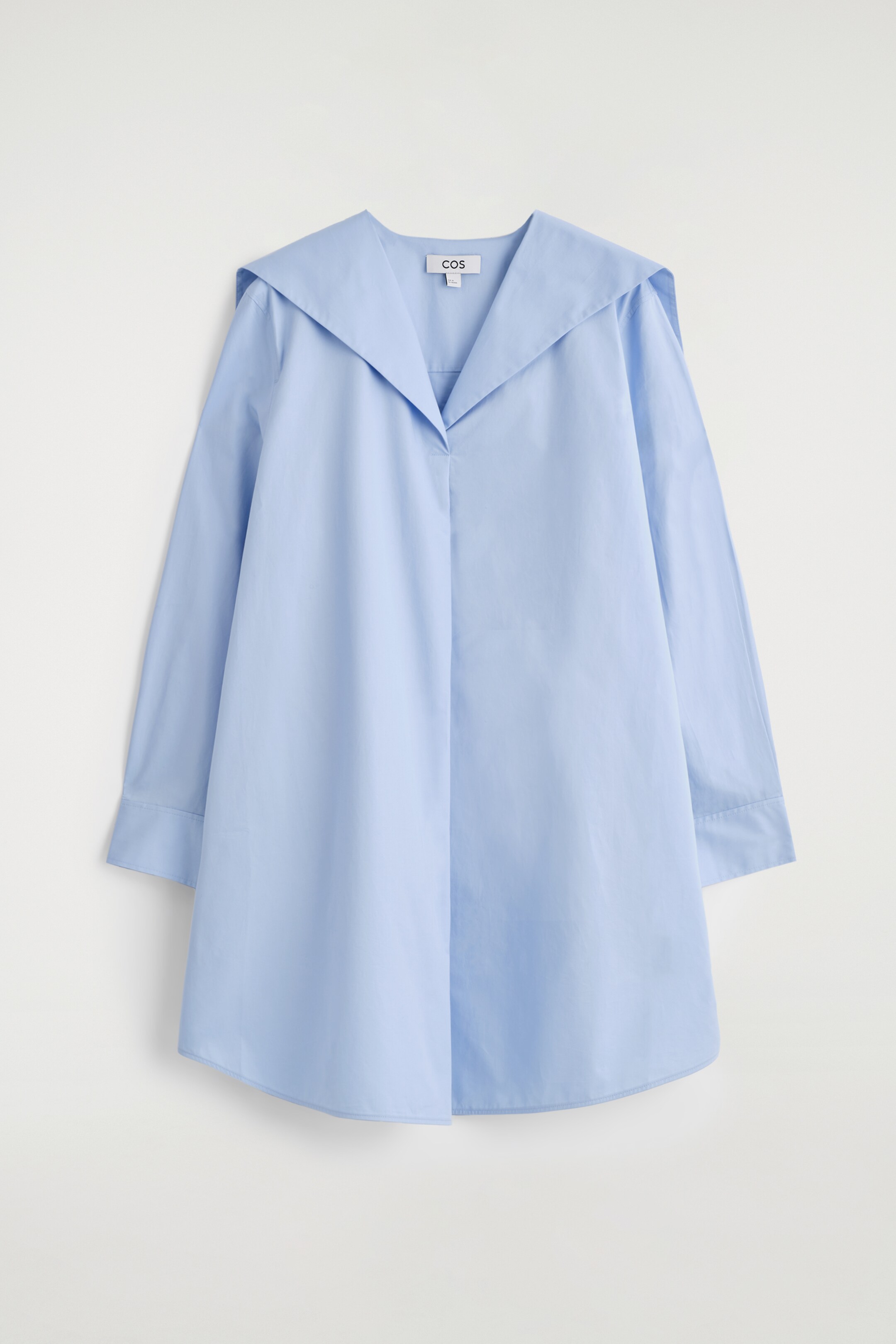 Agrandir l'image: Une mini-robe bleu clair est présentée de face, avec un large col marin qui s'étend sur les épaules. Elle est conçue avec des manches longues et structurées, des poignets boutonnés et un ourlet incurvé ; le tissu semble lisse et net.