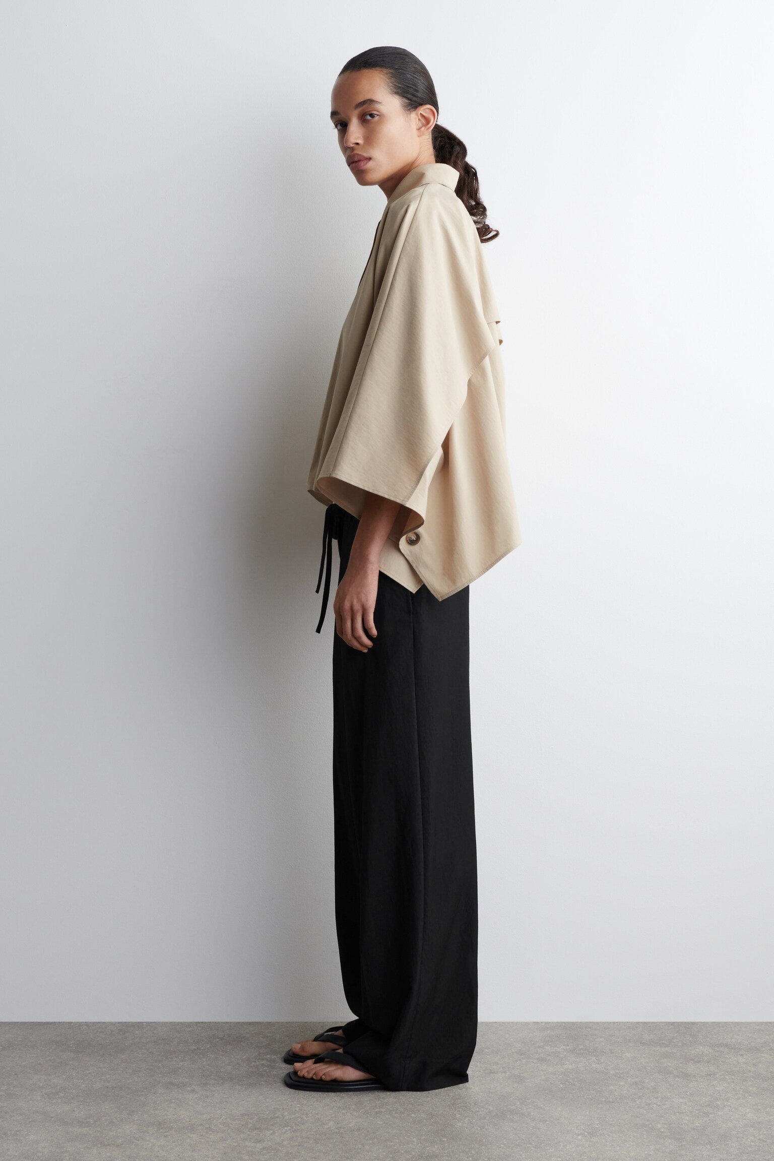 VERKÜRZTES CAPE IM TRENCHCOAT-STIL - HELLES BEIGE - 6