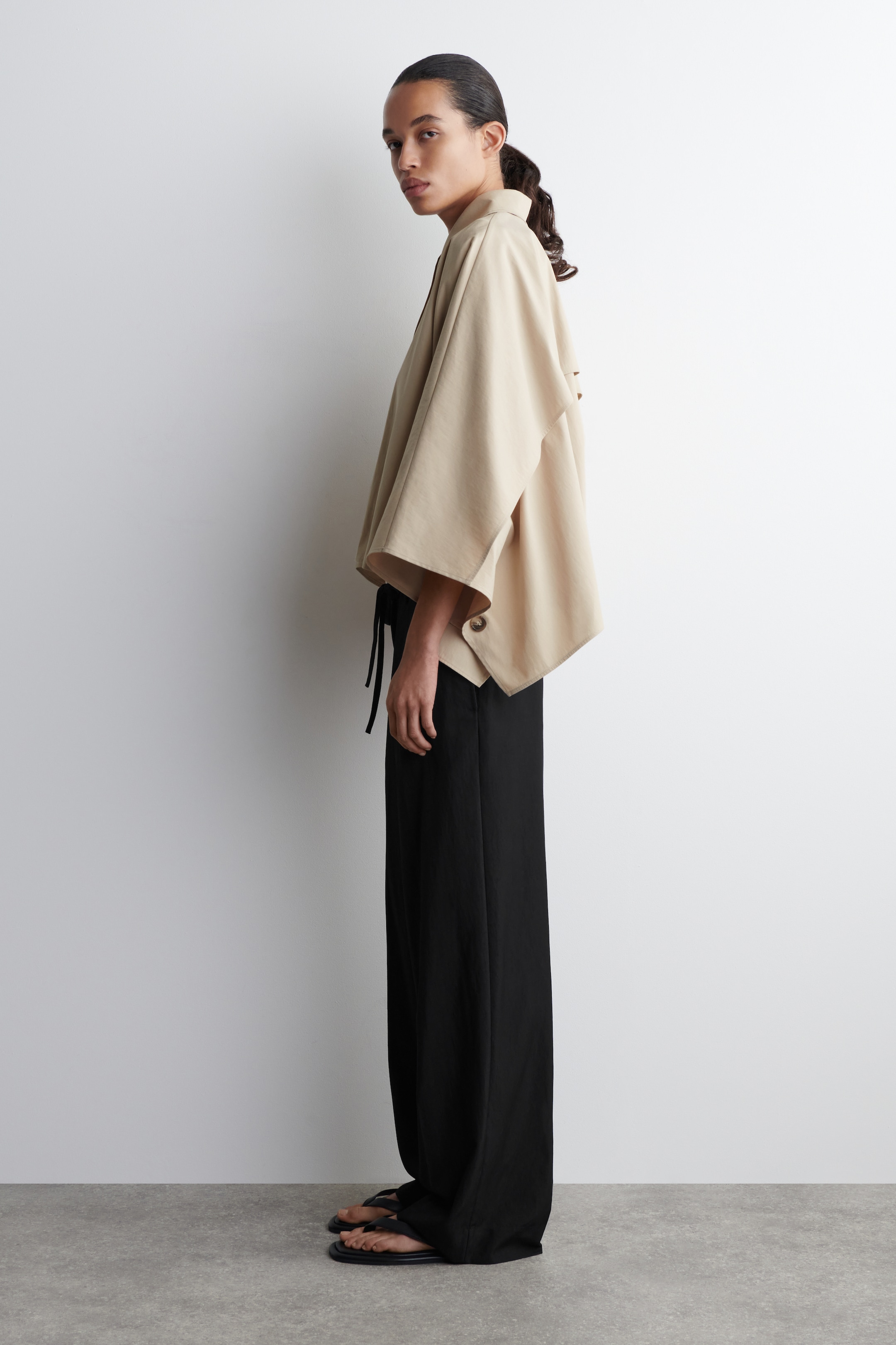 Größeres Bild anzeigen: KURZES CAPE IM TRENCHCOAT-STIL - HELLES BEIGE - Ladies | H&M AT 3