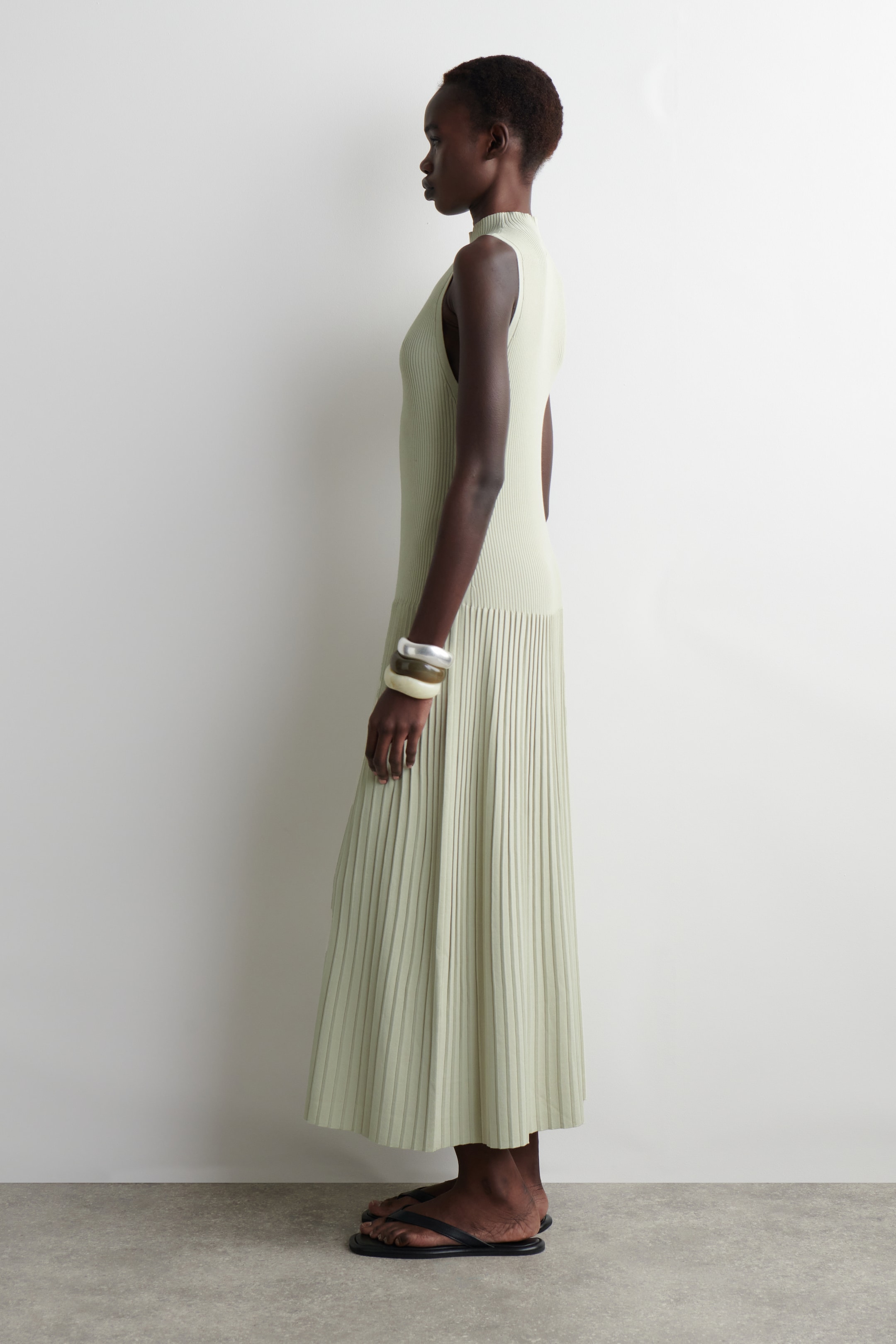 Visualizza immagine più grande: ABITO MAXI PLISSÉ CON COLLO ALTO - VERDE CHIARO - DONNA | H&M IT 2