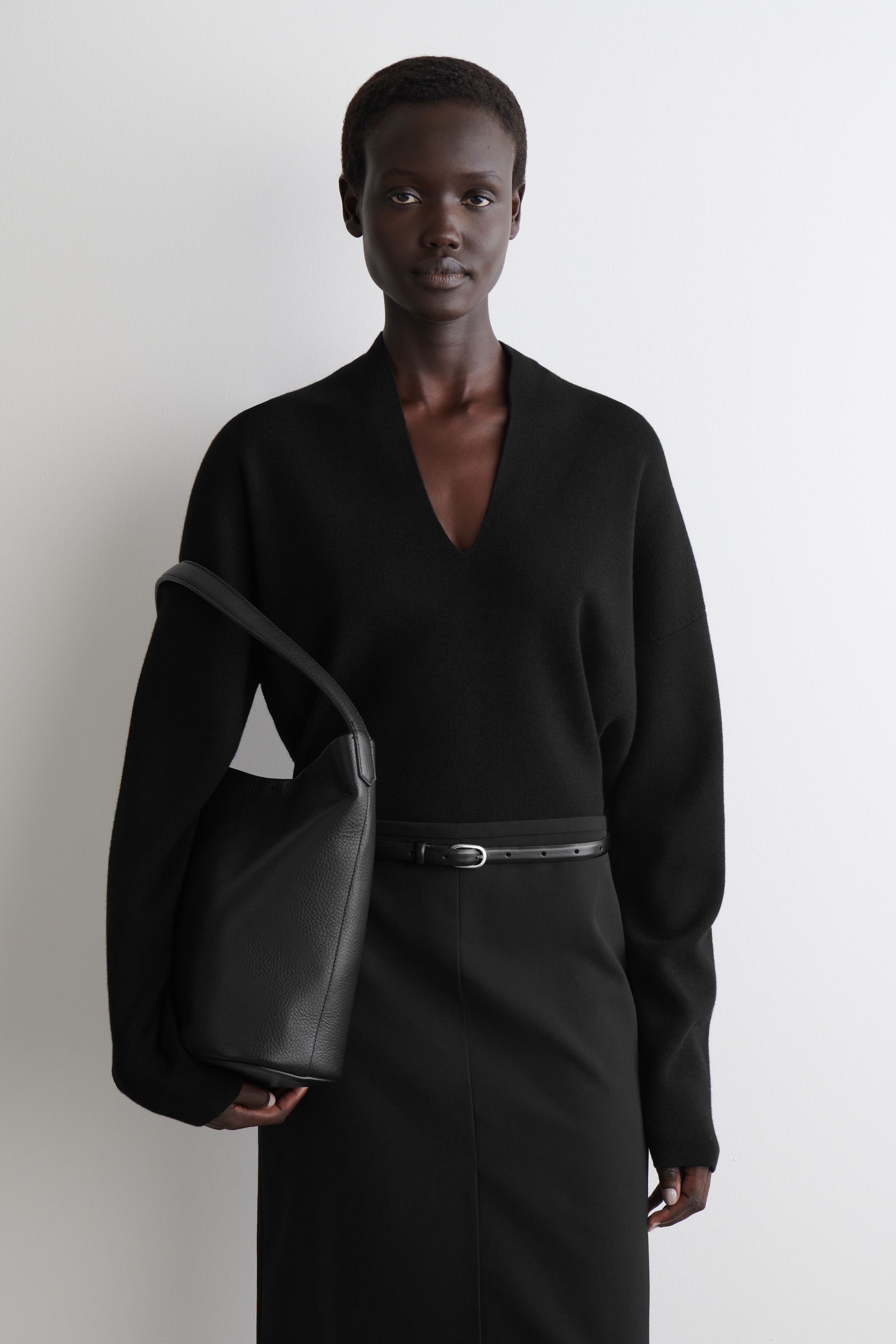 Visualizza immagine più grande: MAGLIONE CON SCOLLO A V IN LANA MERINO - NERO - DONNA | H&M IT 1
