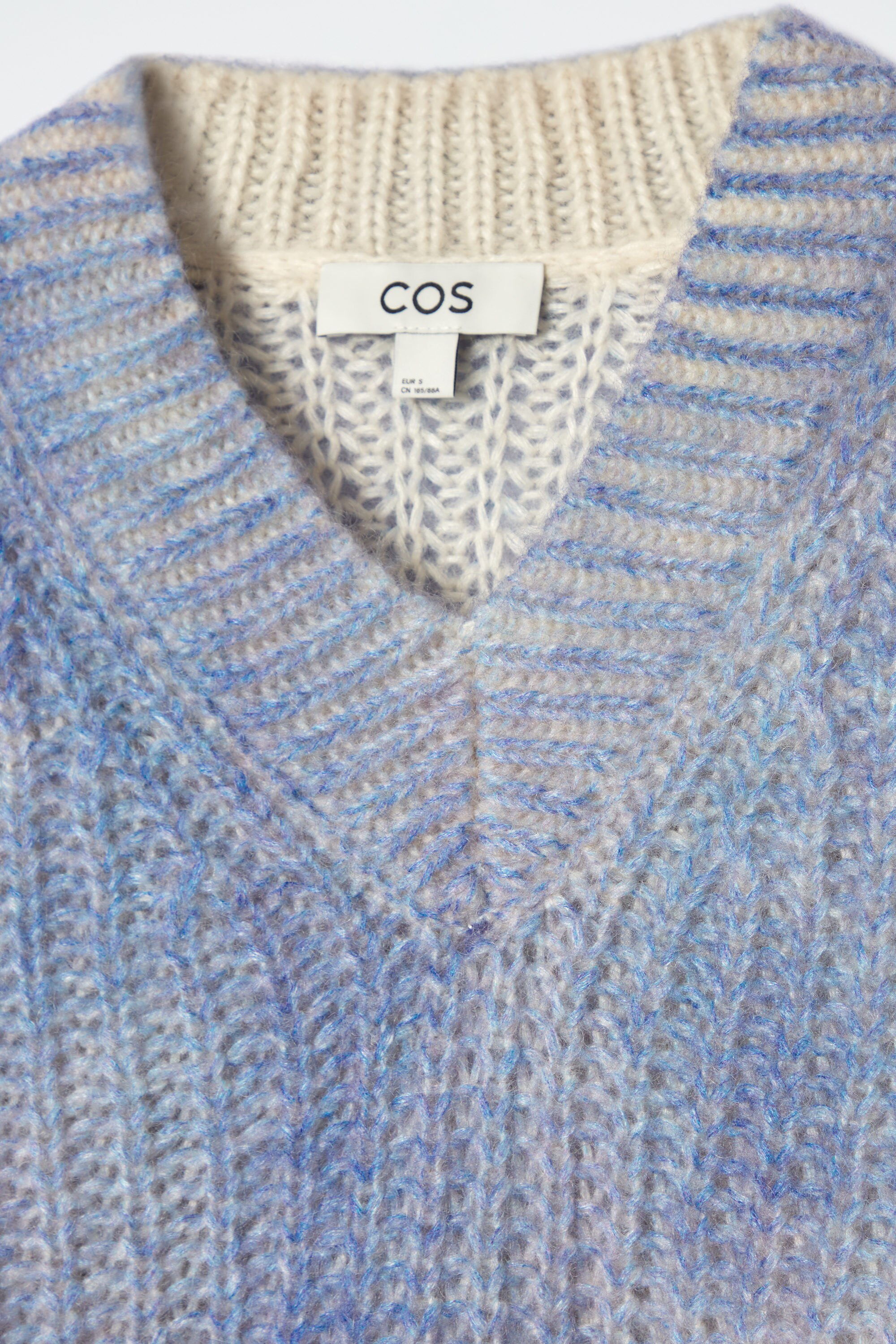 SPRAY-EFFECT MOHAIR V-NECK SWEATER - BLUE | COS