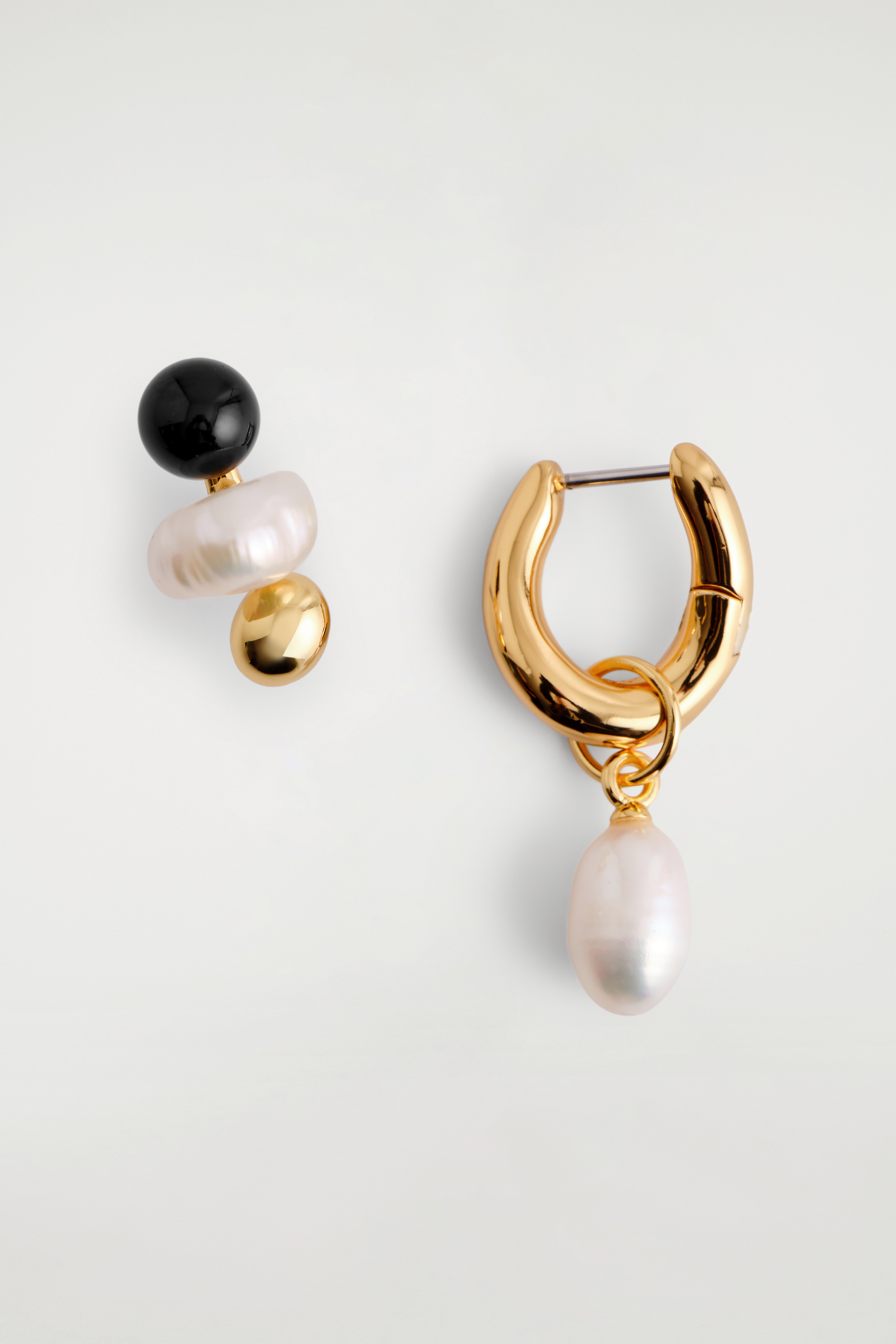 MISMATCHED FRESHWATER PEARL EARRINGS - GOLD / ONYX/SILVER