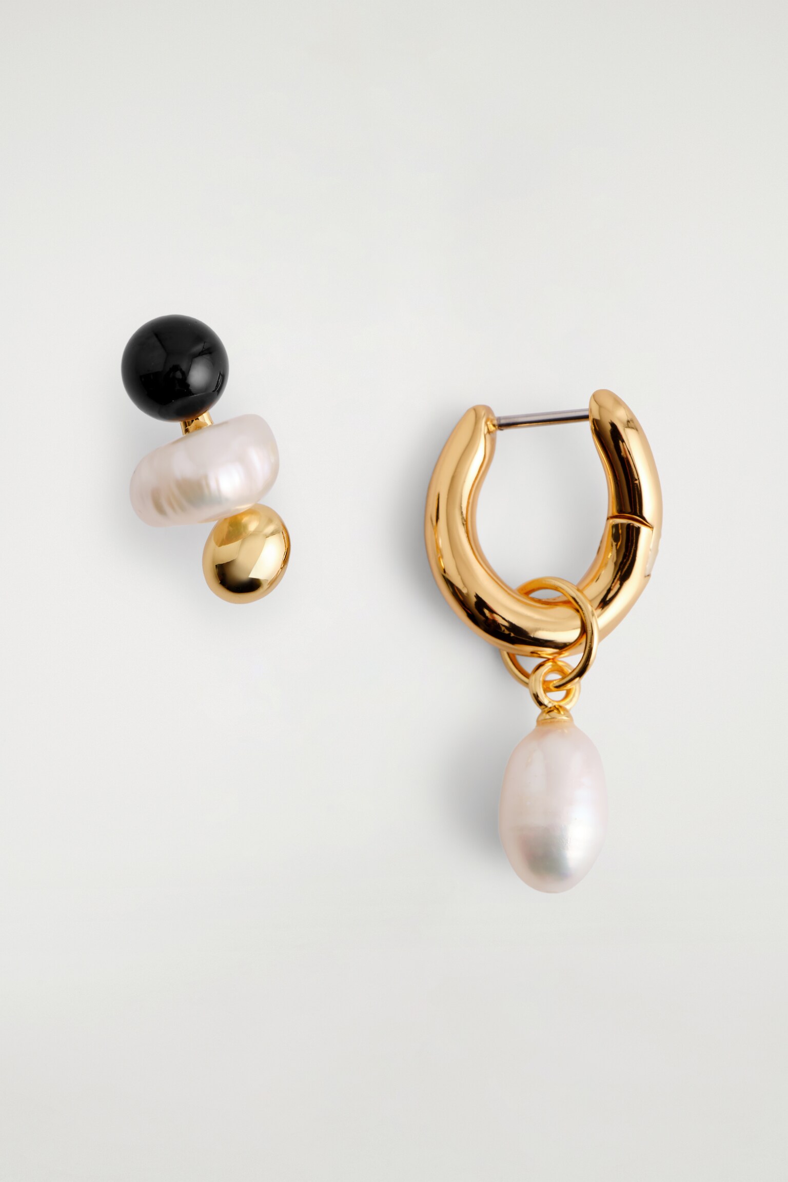 BOUCLES D'OREILLES DÉPAREILLÉES PERLE D'EAU DOUCE - DORÉ / ONYX/ARGENTÉ - 2
