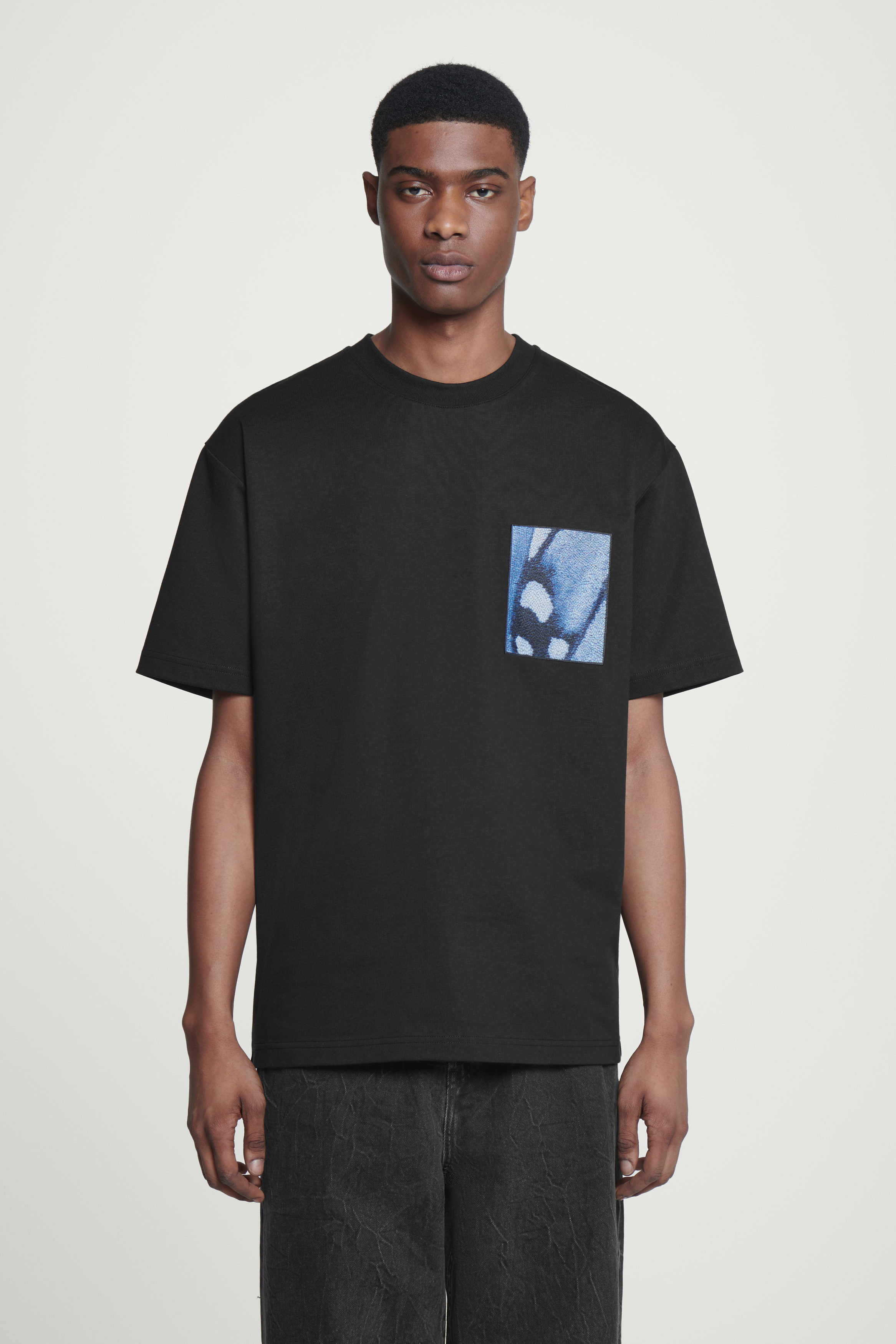 OVERSIZED JACQUARD-PATCH T-SHIRT - BLACK / BLUE | COS