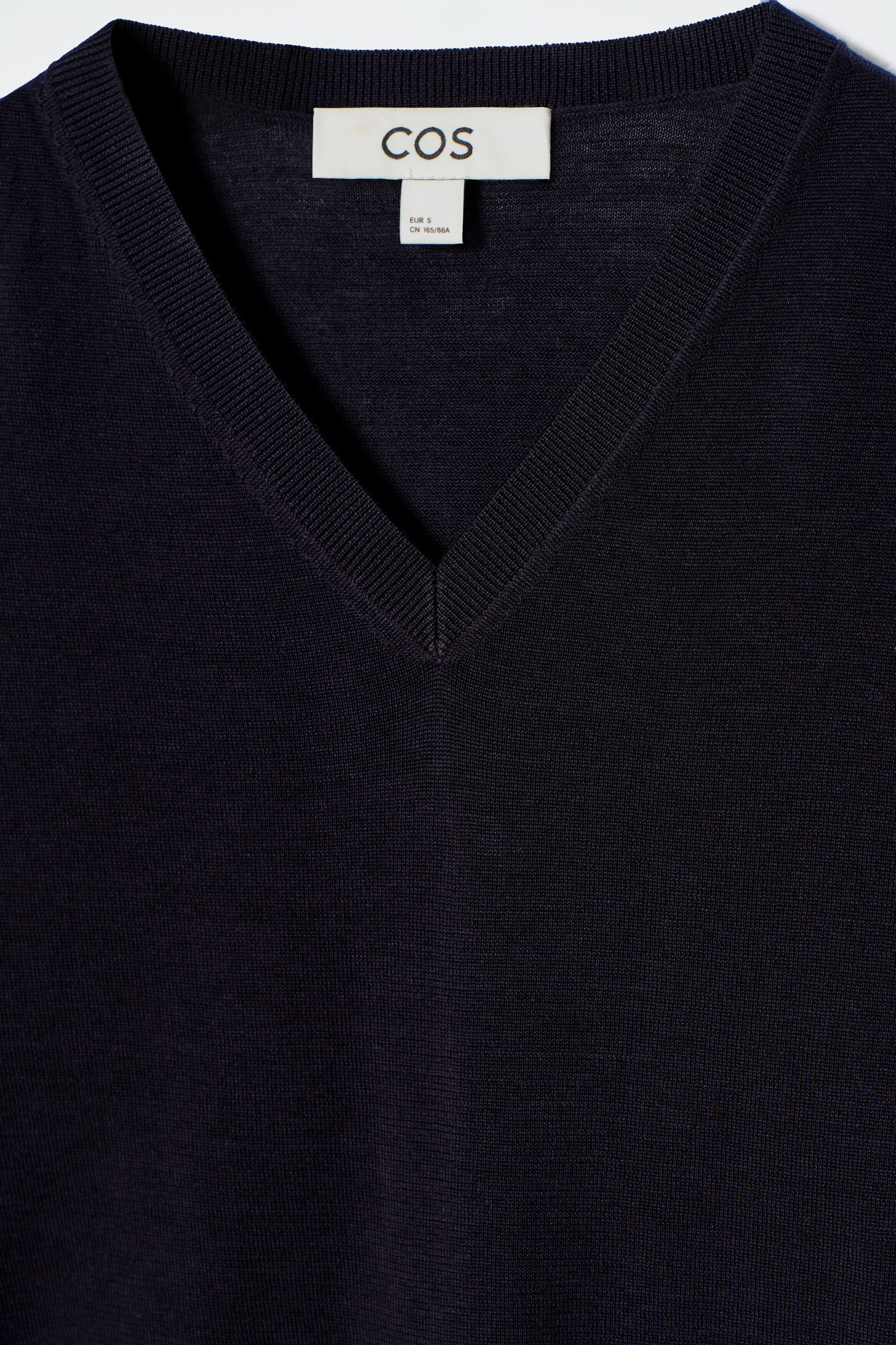 KNITTED COTTON V-NECK T-SHIRT - NAVY | COS