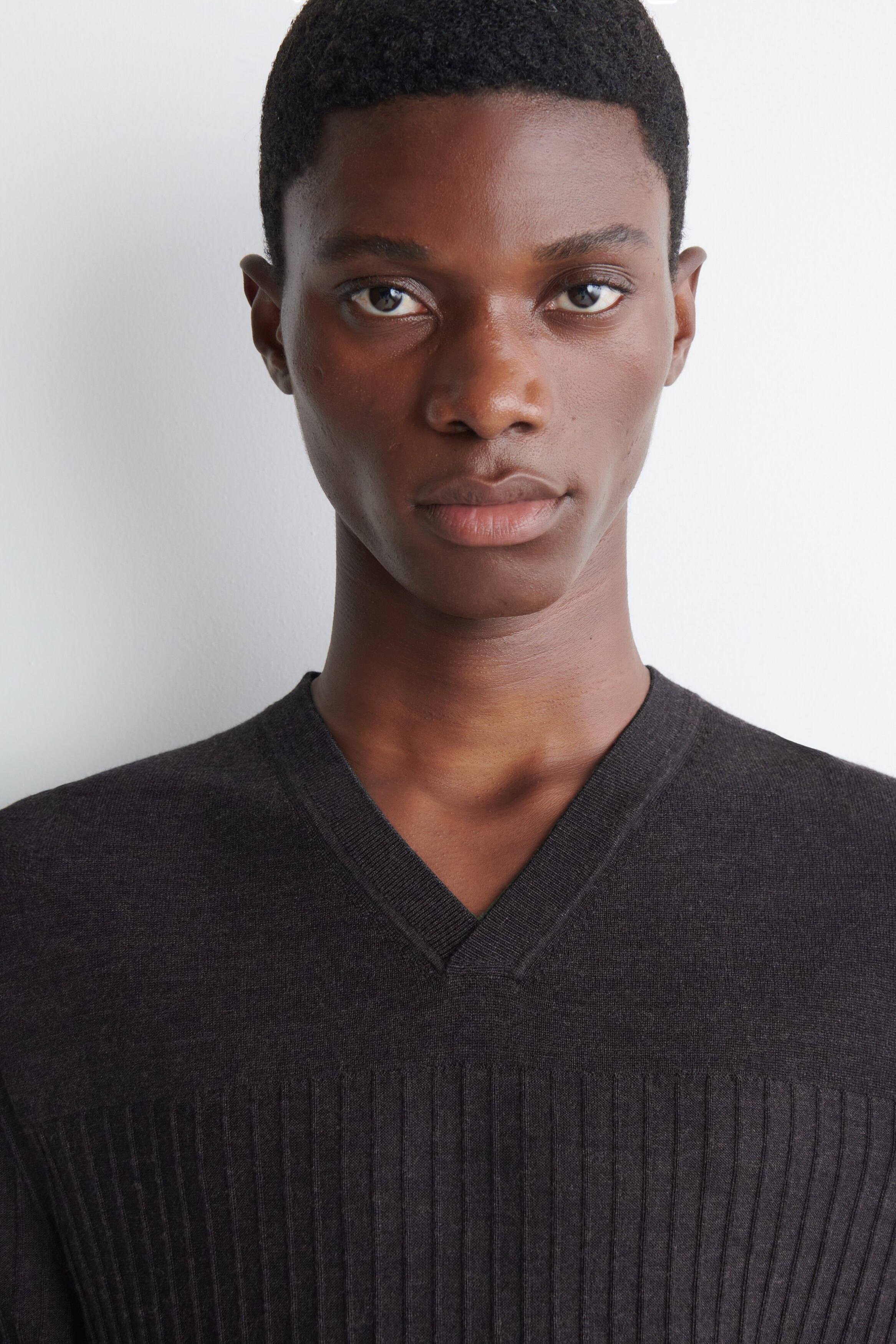 RIBBED FINE MERINO WOOL V-NECK SWEATER - thumbnail 6