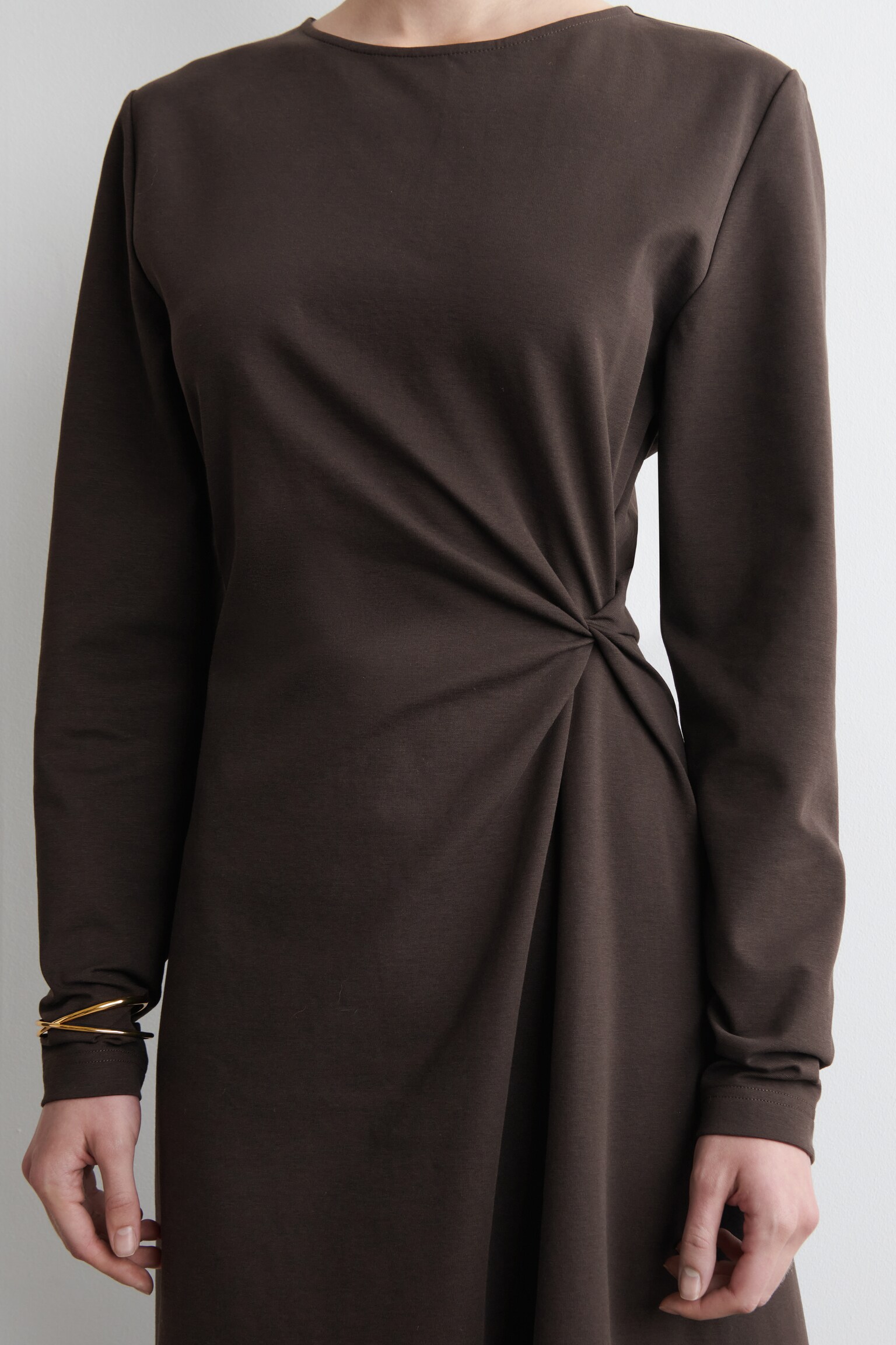 VESTIDO DE MANGA LARGA CON DETALLE DE NUDO - MARRÓN OSCURO - 7