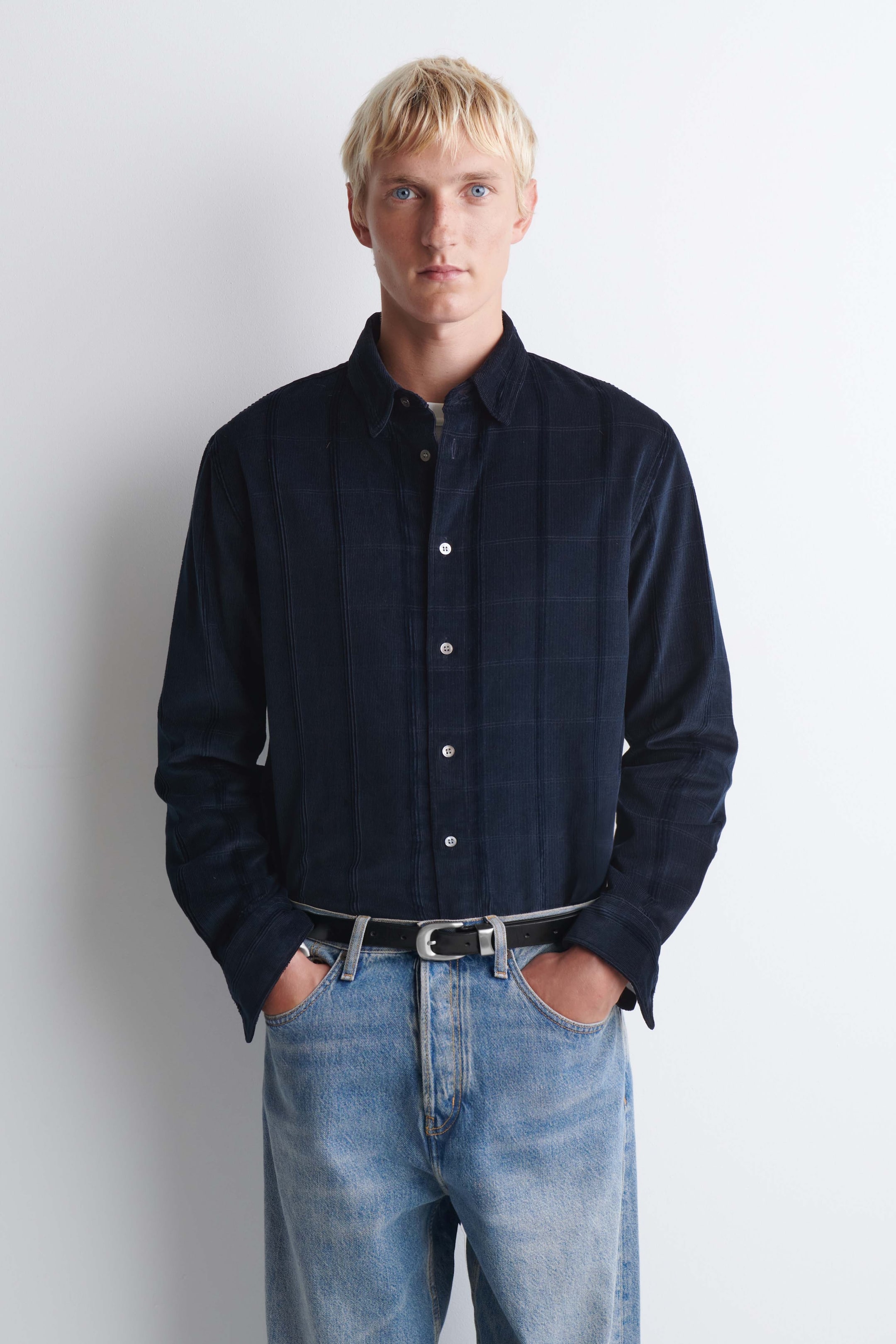 Größeres Bild anzeigen: LOCKERES CORDHEMD - DUNKELBLAU/KARIERT - Men | H&M AT 1