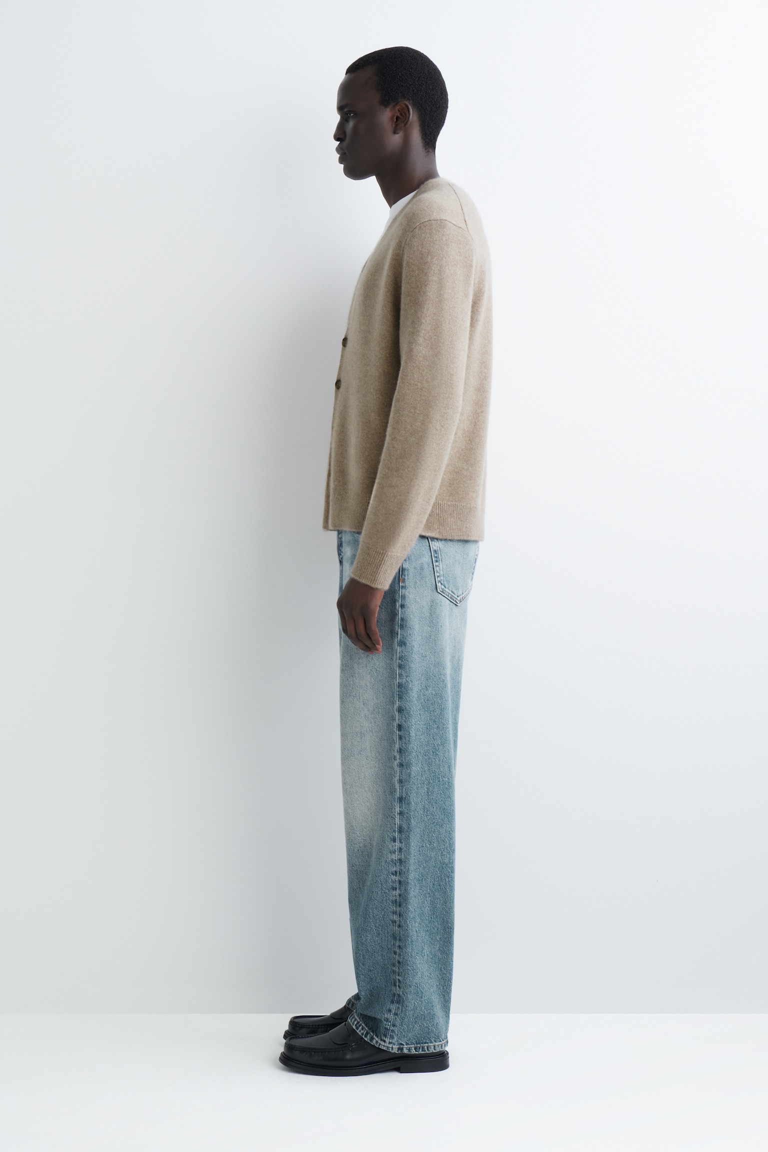 CARDIGAN IN CASHMERE CON SCOLLO A V - CHIARO NON TINTO/BLU NAVY - 5