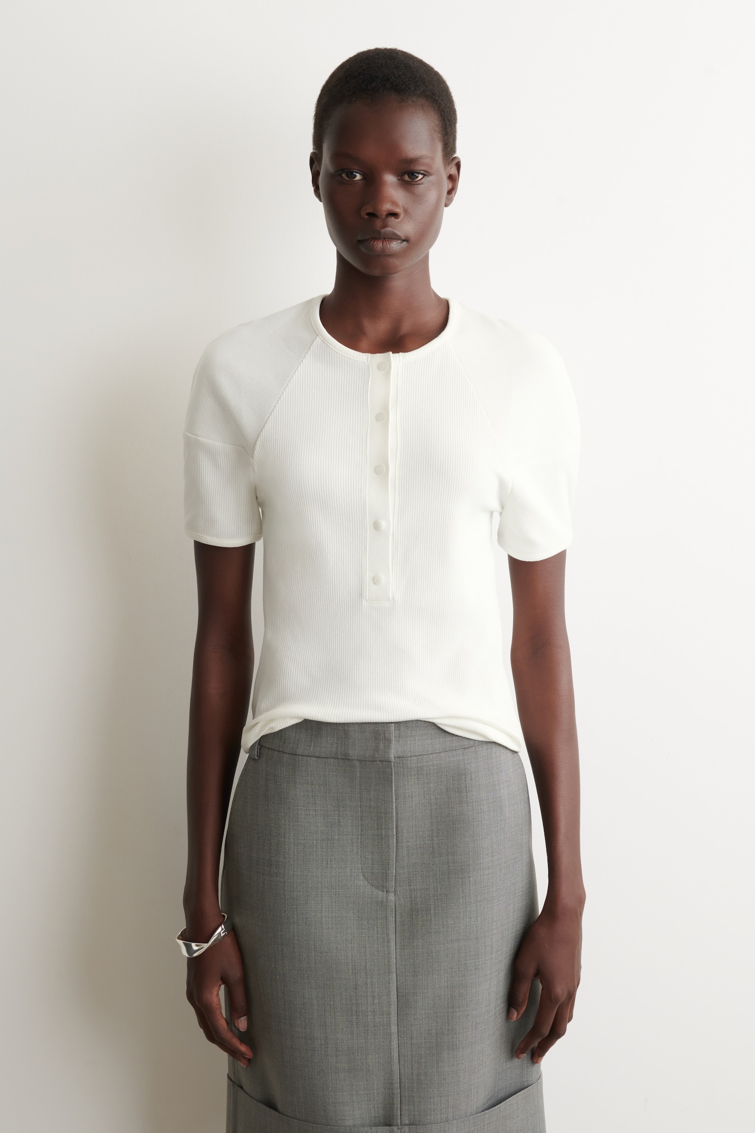 ТОП ХЕНЛИ ОТ РИБАНО ДЖЪРСИ С ОКРЪГЛЕНО ДЕКОЛТЕ - БЯЛО/ТЪМНОСИН - 1