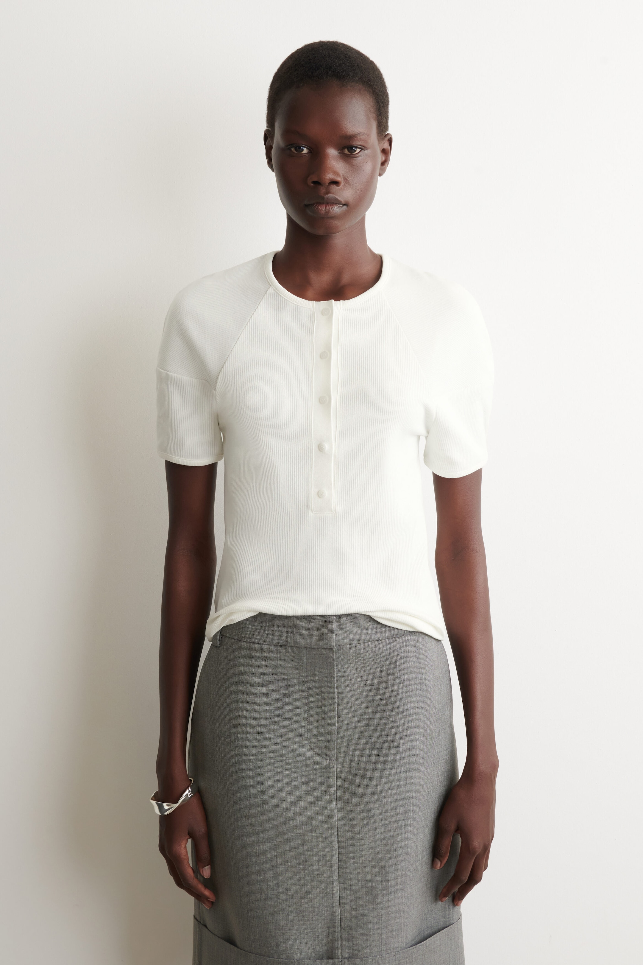 ABGERUNDETES, GERIPPTES HENLEY-OBERTEIL AUS JERSEY