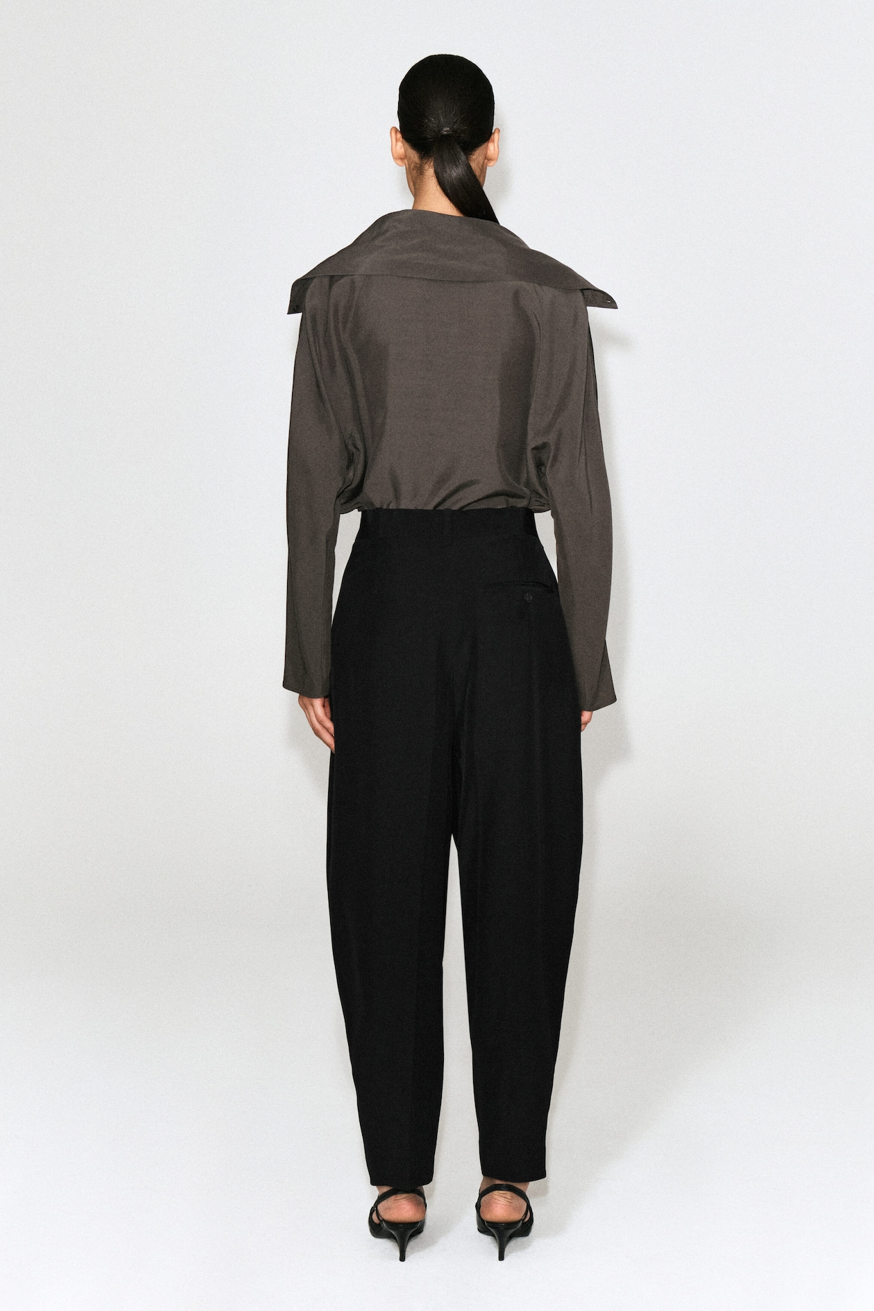 PLEATED BALLOON-LEG PANTS — BLACK