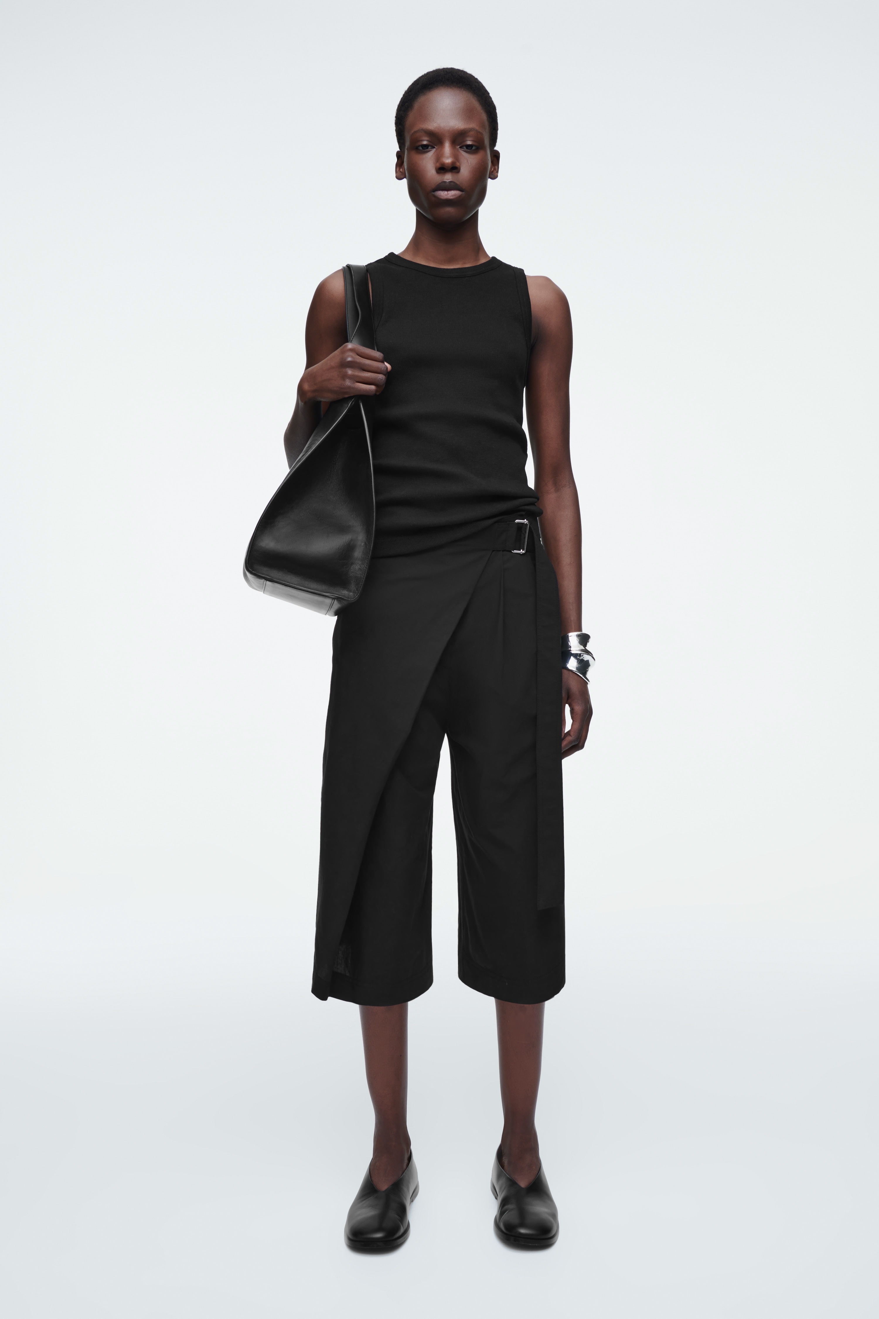 ПАМУЧНИ ШОРТИ С КОЛАН И ПРЕГЪВКА - ЧЕРЕН